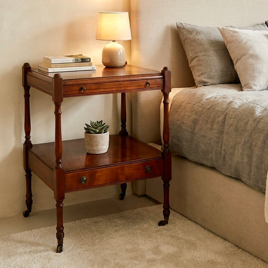 000521....Handsome Vintage Bedside Or Lamp Table