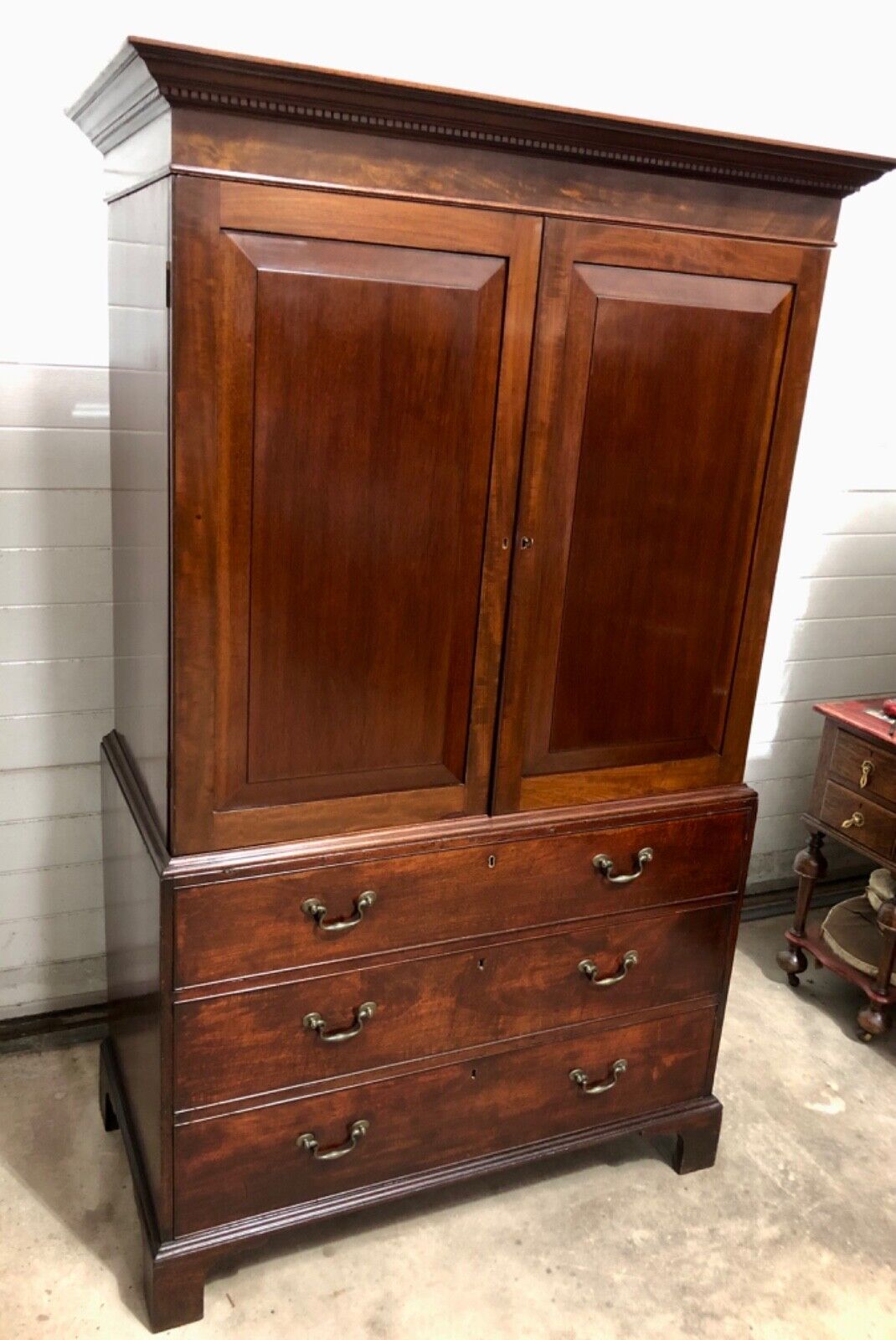 000759....Handsome Georgian Mahogany Linen Press / Linen Cupboard ( sold )