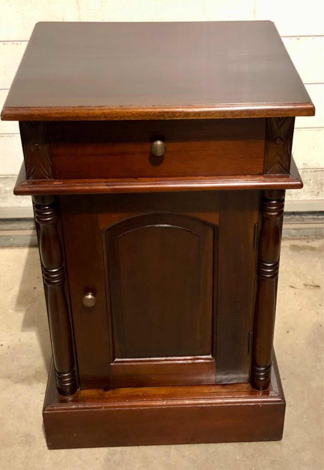 000753....Handsome Pair Of Vintage Mahogany Bedside Tables / Nightstands