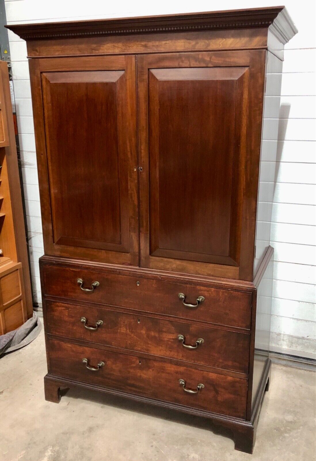 000759....Handsome Georgian Mahogany Linen Press / Linen Cupboard ( sold )