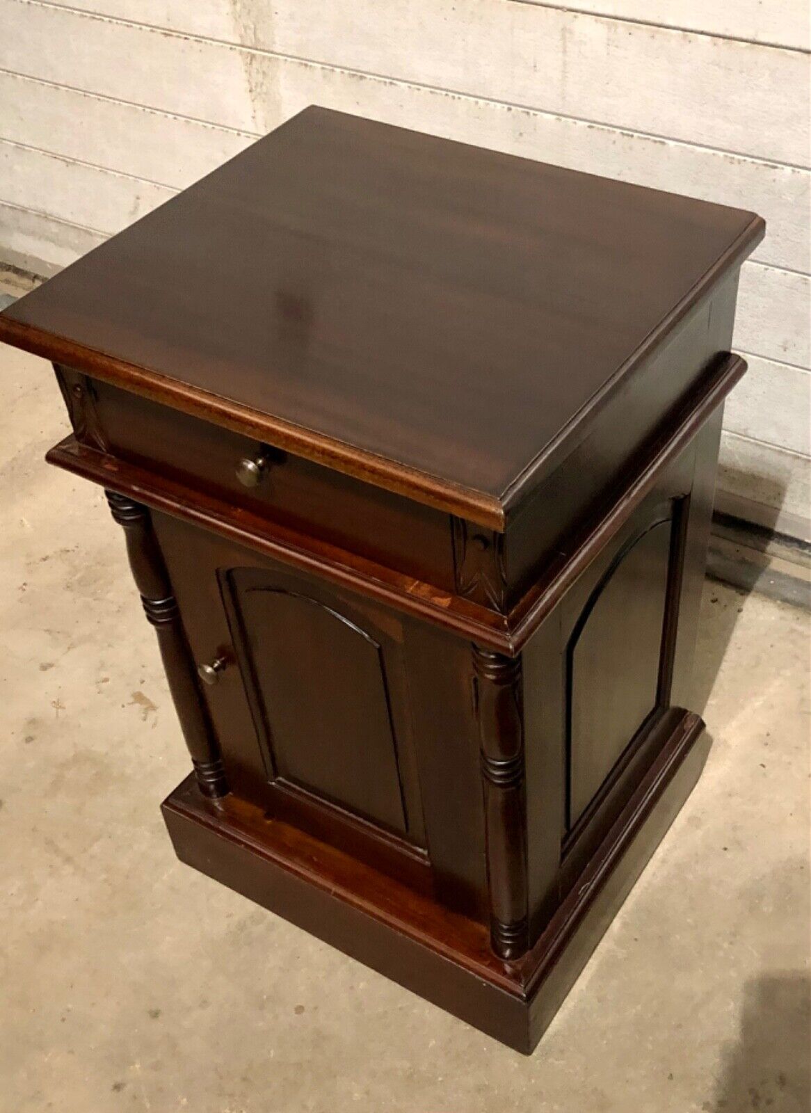 000753....Handsome Pair Of Vintage Mahogany Bedside Tables / Nightstands