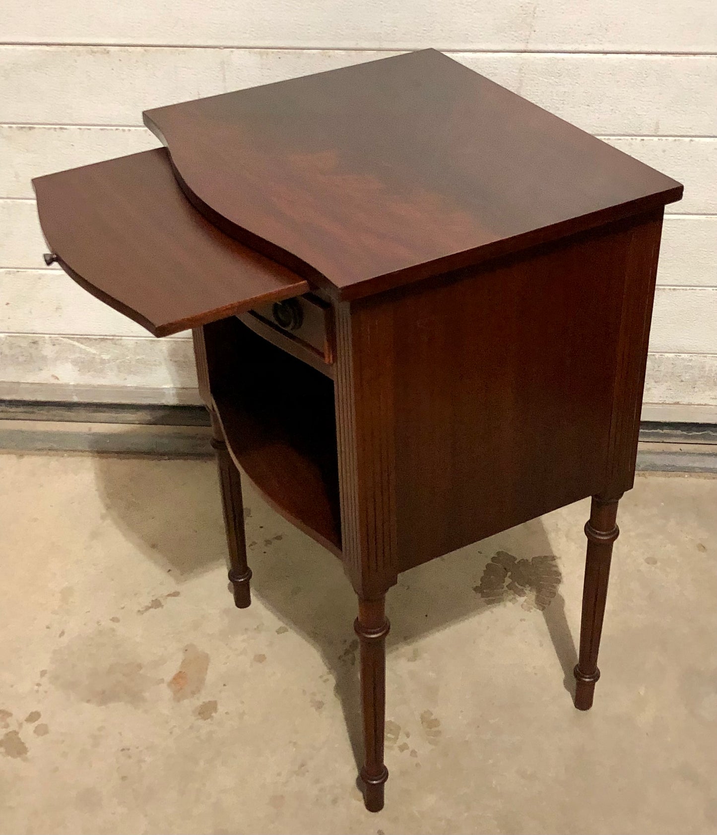000710...Handsome Pair Of Vintage Mahogany Bedside Tables / Lamp Tables ( sold )