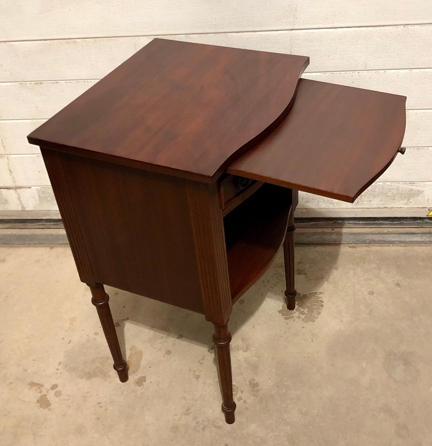 000710...Handsome Pair Of Vintage Mahogany Bedside Tables / Lamp Tables ( sold )
