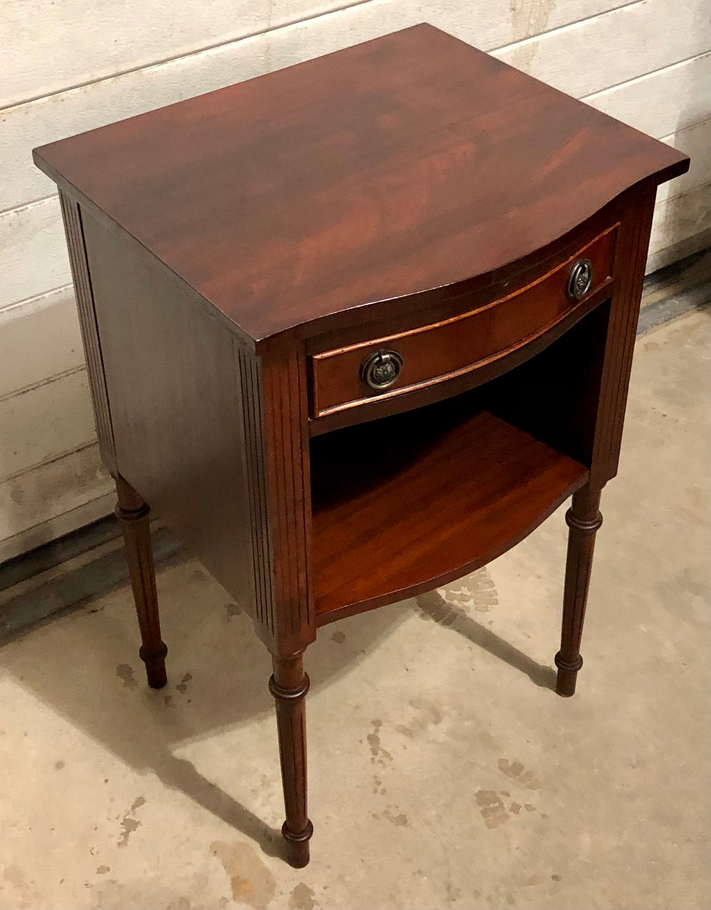 000710...Handsome Pair Of Vintage Mahogany Bedside Tables / Lamp Tables ( sold )