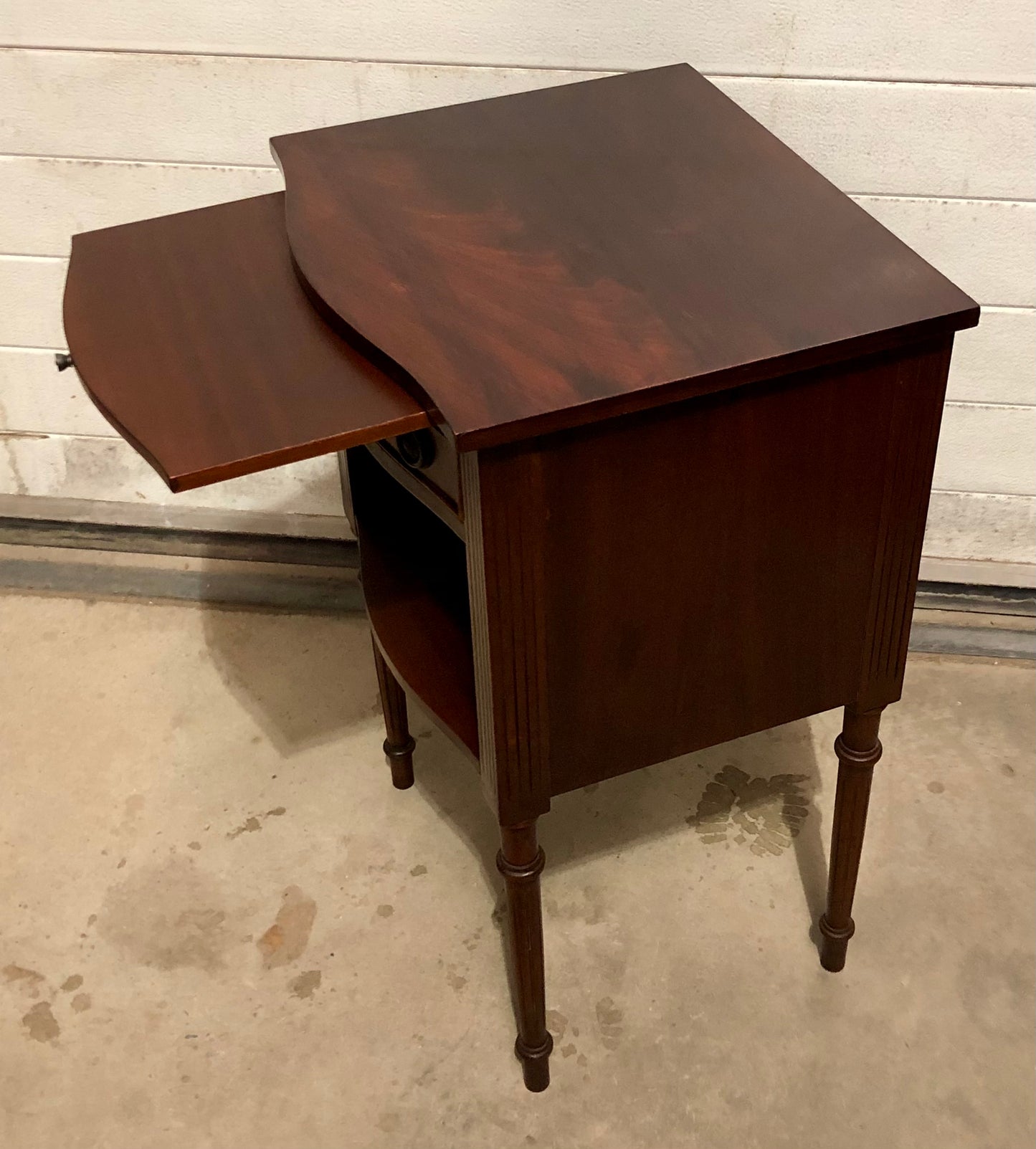 000710...Handsome Pair Of Vintage Mahogany Bedside Tables / Lamp Tables ( sold )