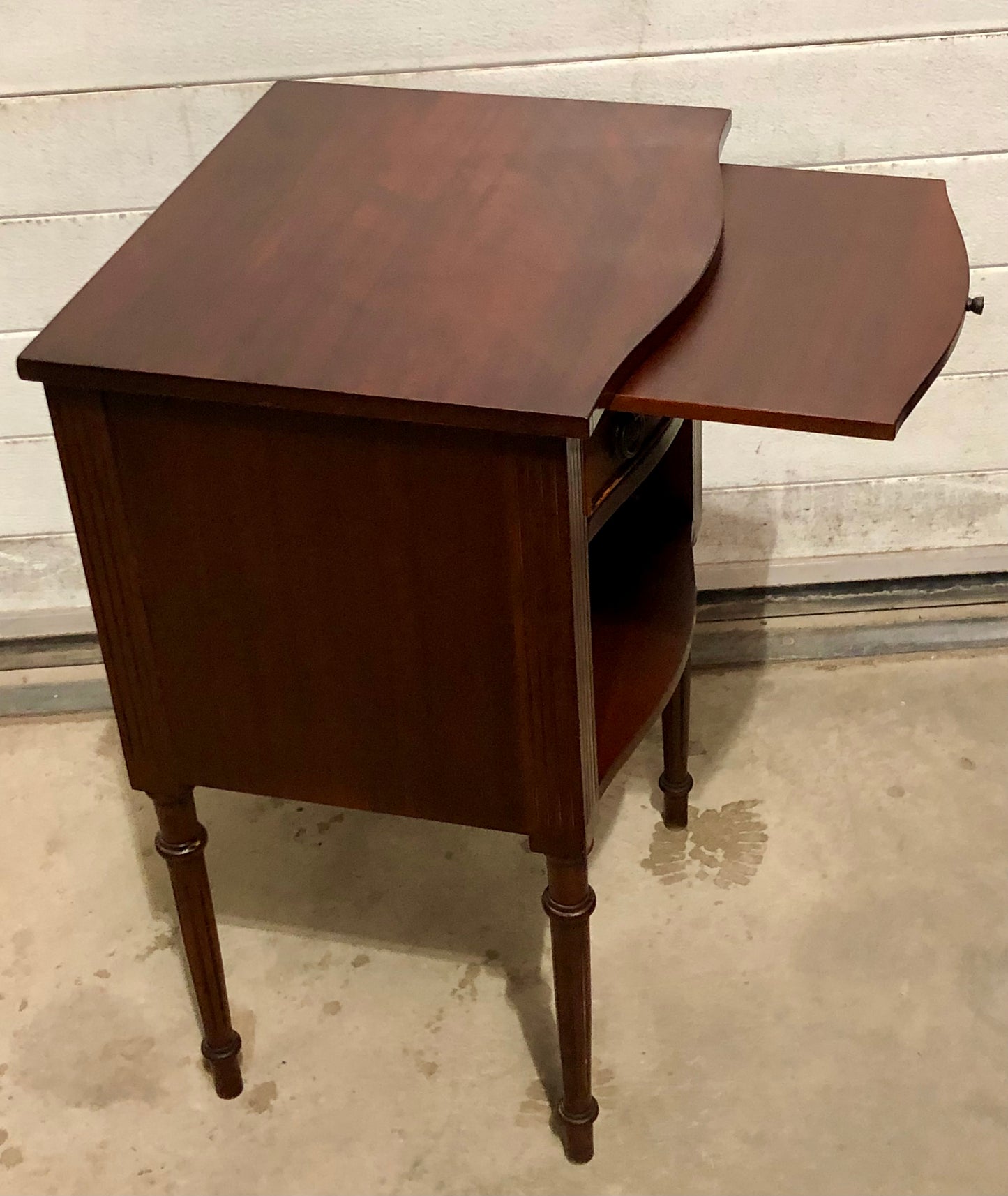 000710...Handsome Pair Of Vintage Mahogany Bedside Tables / Lamp Tables ( sold )