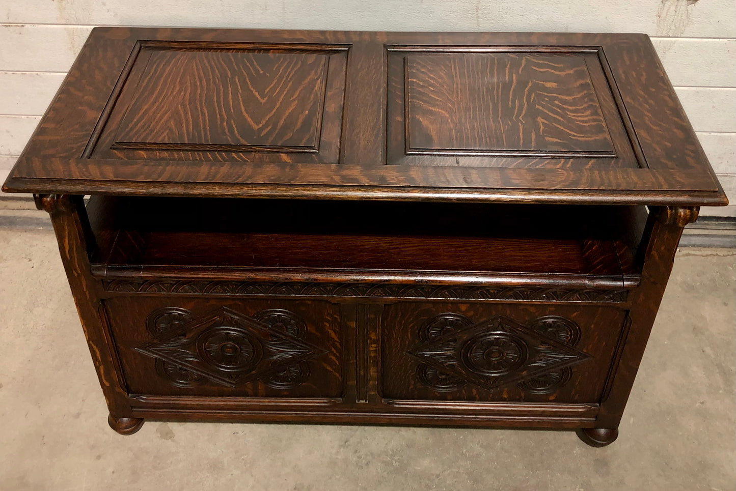000699....Handsome Carved Oak Monks Bench / Hall Seat ( sold )