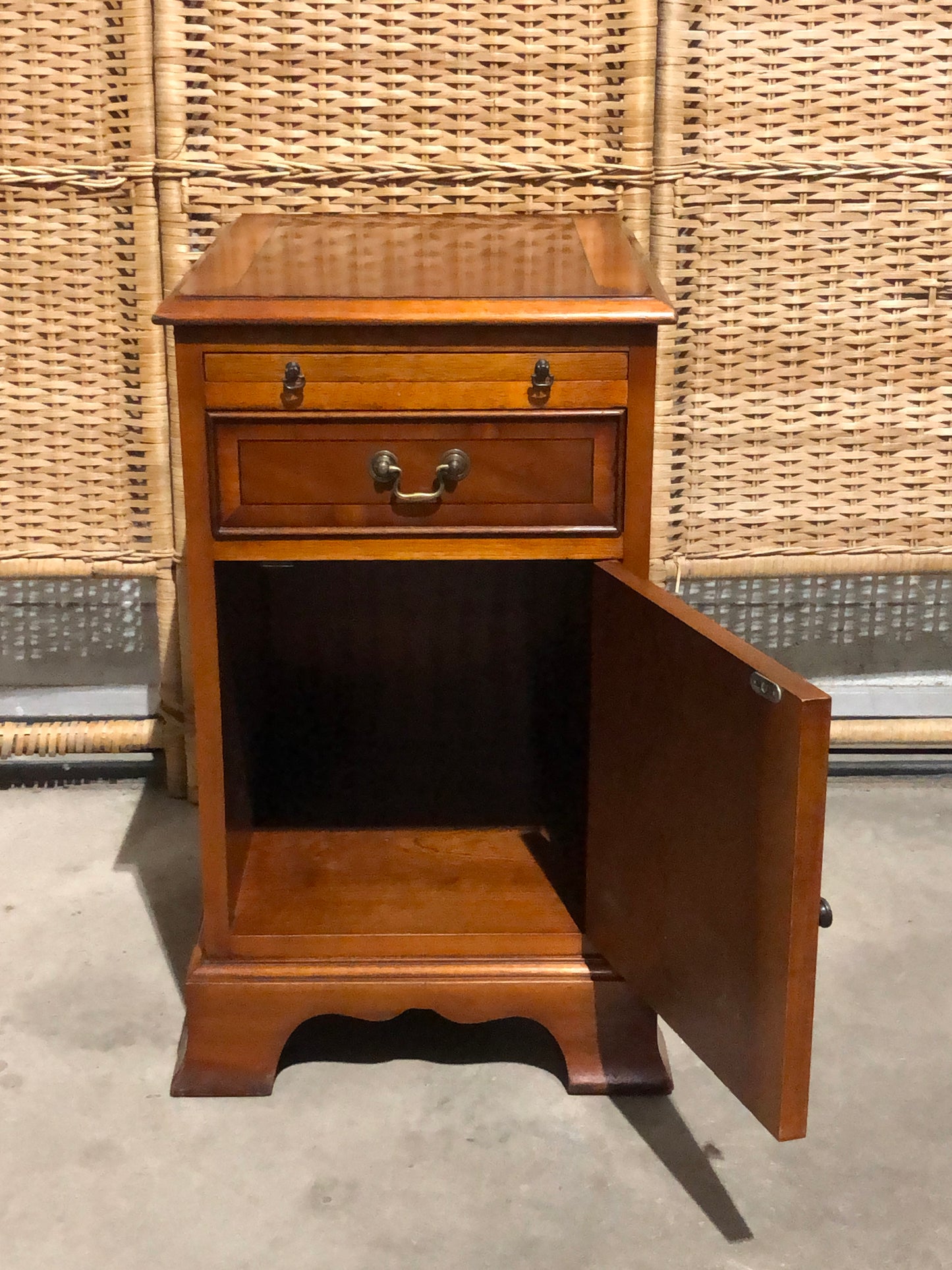 000690....Handsome Pair Of Vintage Yew Bedside Tables / Lamp Tables