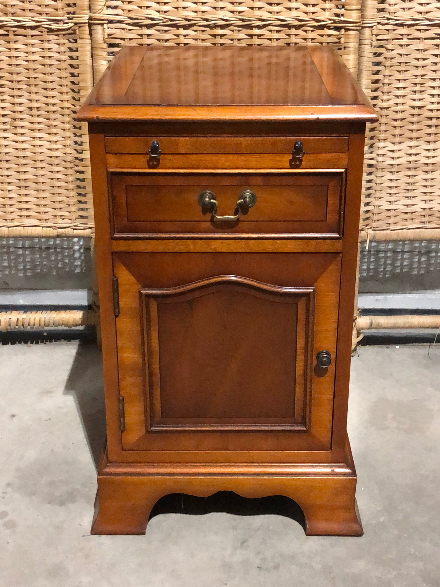000690....Handsome Pair Of Vintage Yew Bedside Tables / Lamp Tables
