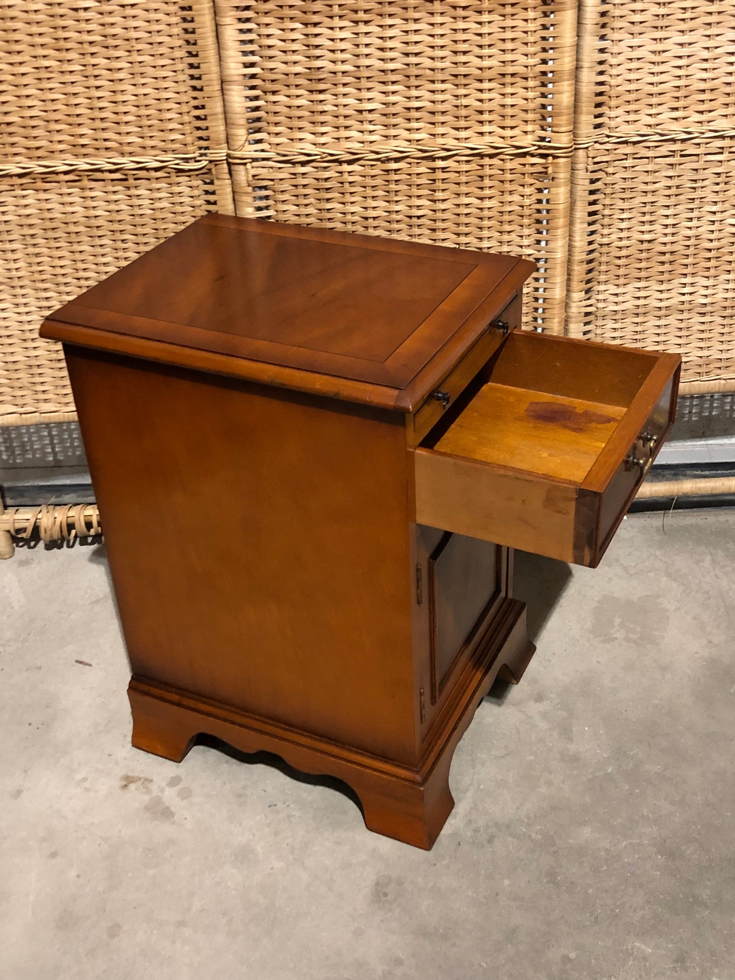 000690....Handsome Pair Of Vintage Yew Bedside Tables / Lamp Tables
