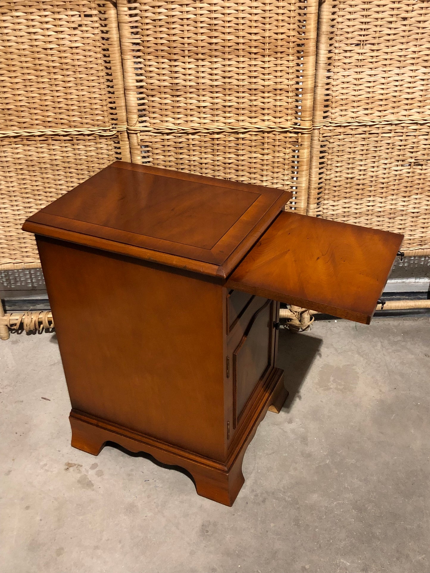 000690....Handsome Pair Of Vintage Yew Bedside Tables / Lamp Tables