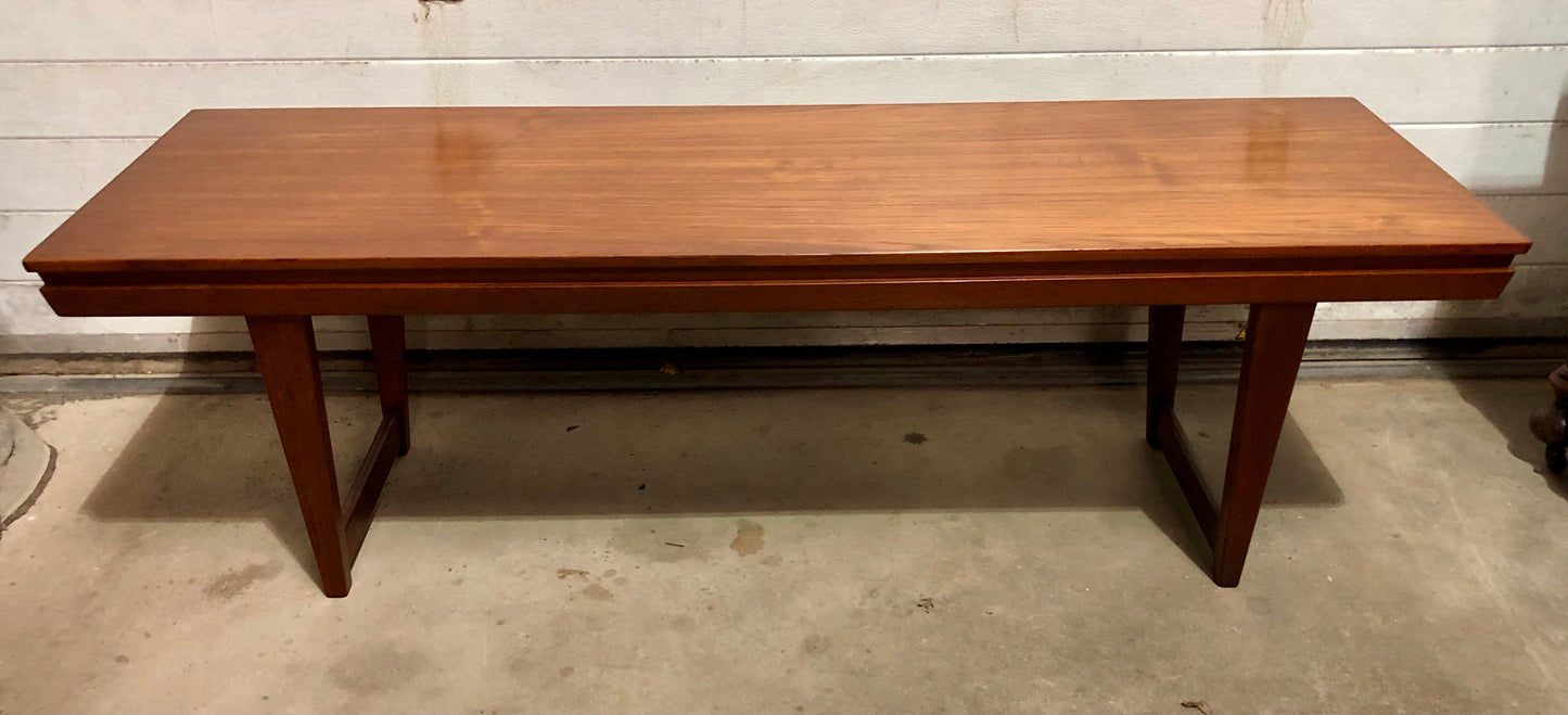 000686....Handsome Large Retro Teak Extending Coffee Table
