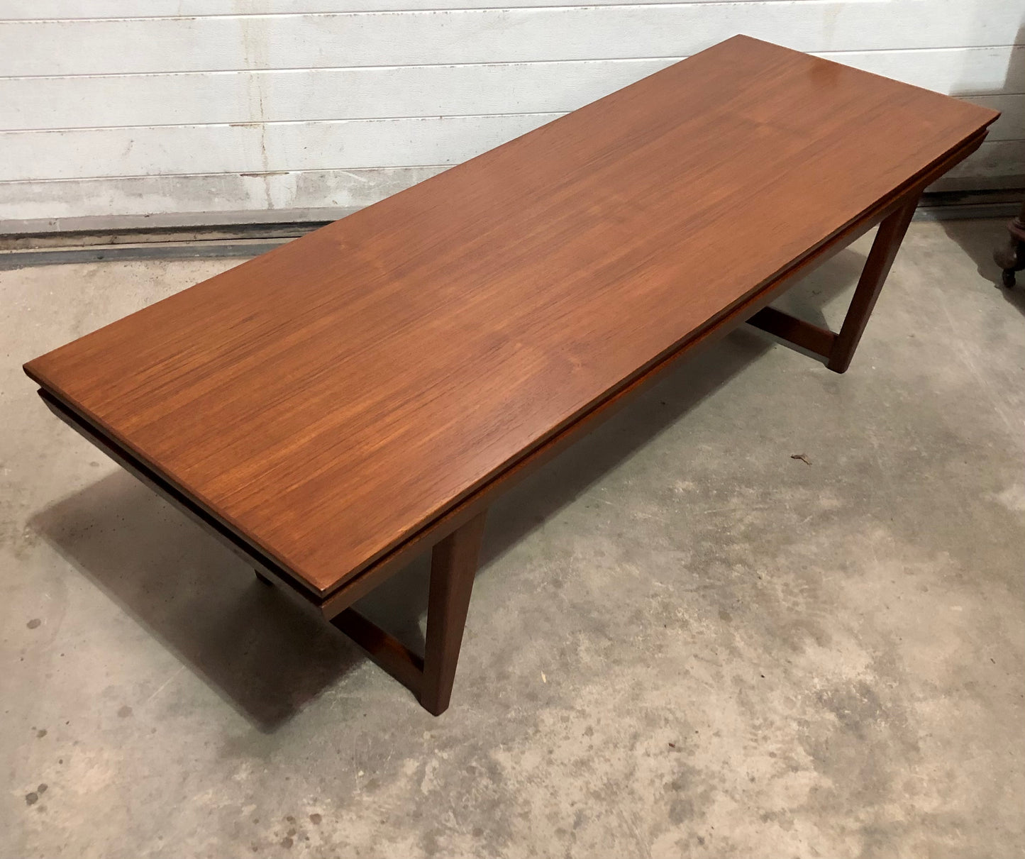 000686....Handsome Large Retro Teak Extending Coffee Table