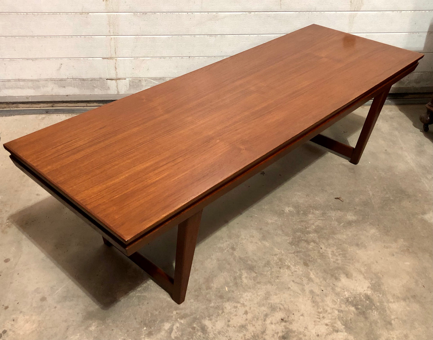 000686....Handsome Large Retro Teak Extending Coffee Table