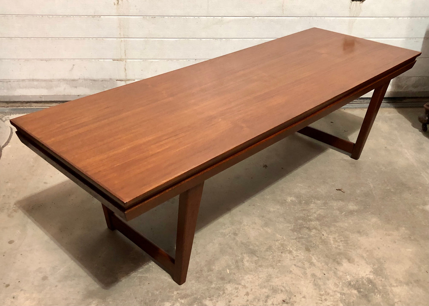 000686....Handsome Large Retro Teak Extending Coffee Table