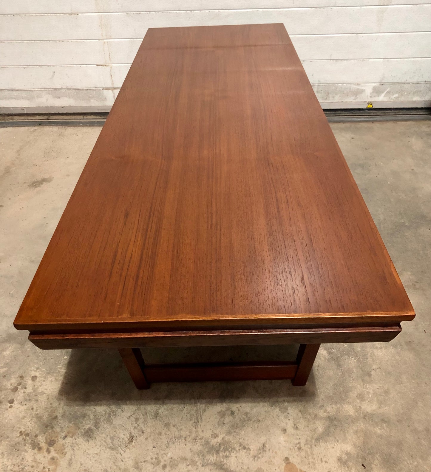 000686....Handsome Large Retro Teak Extending Coffee Table