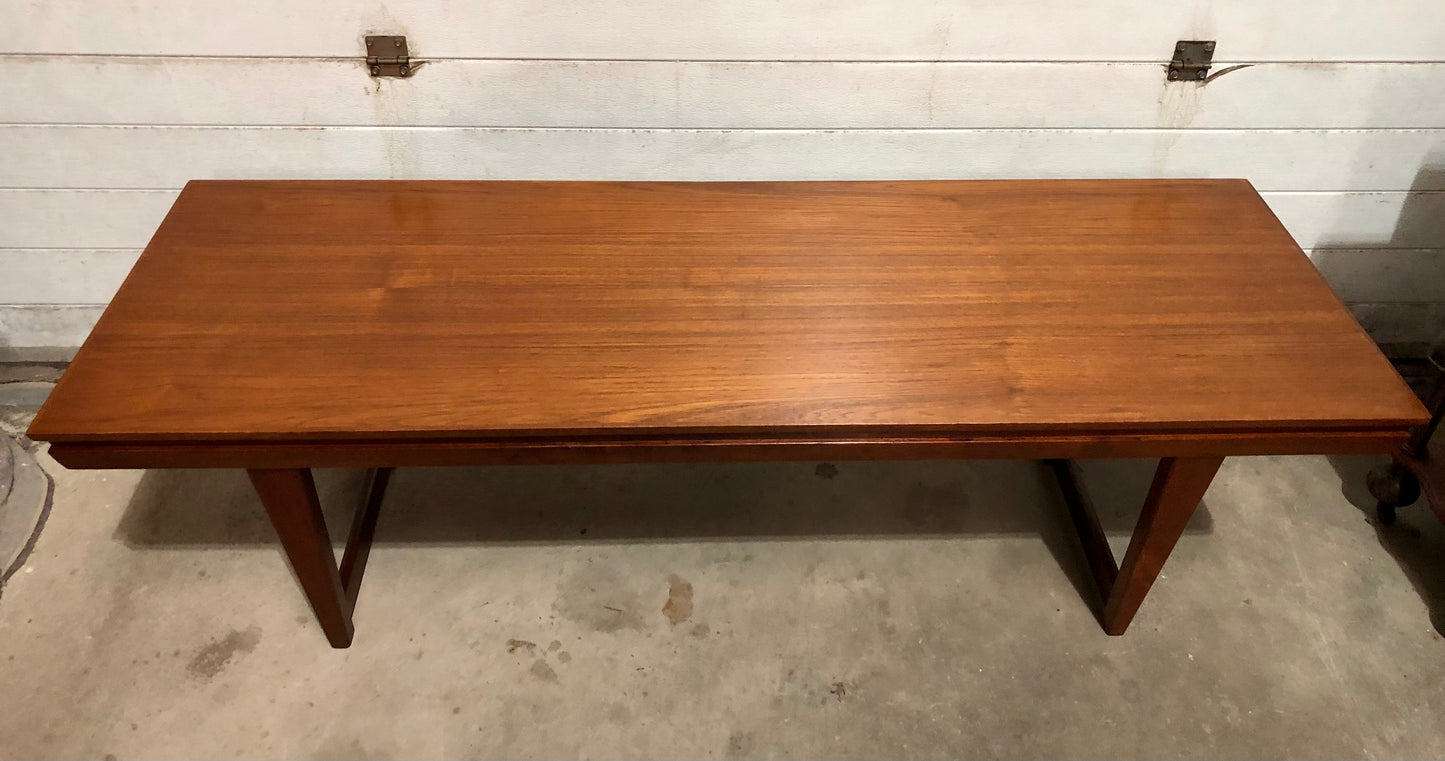 000686....Handsome Large Retro Teak Extending Coffee Table