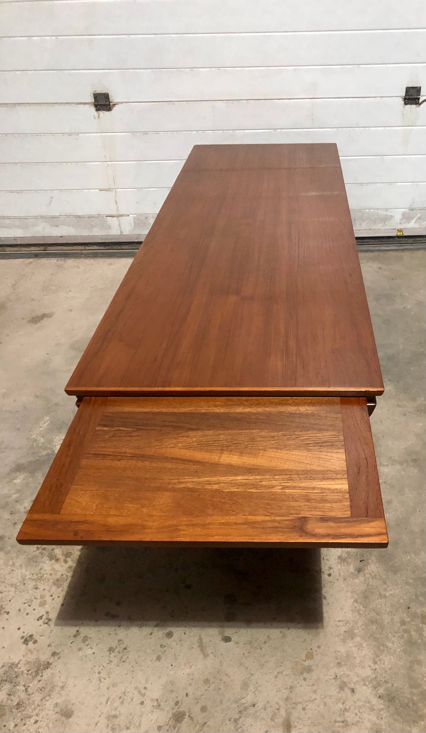 000686....Handsome Large Retro Teak Extending Coffee Table