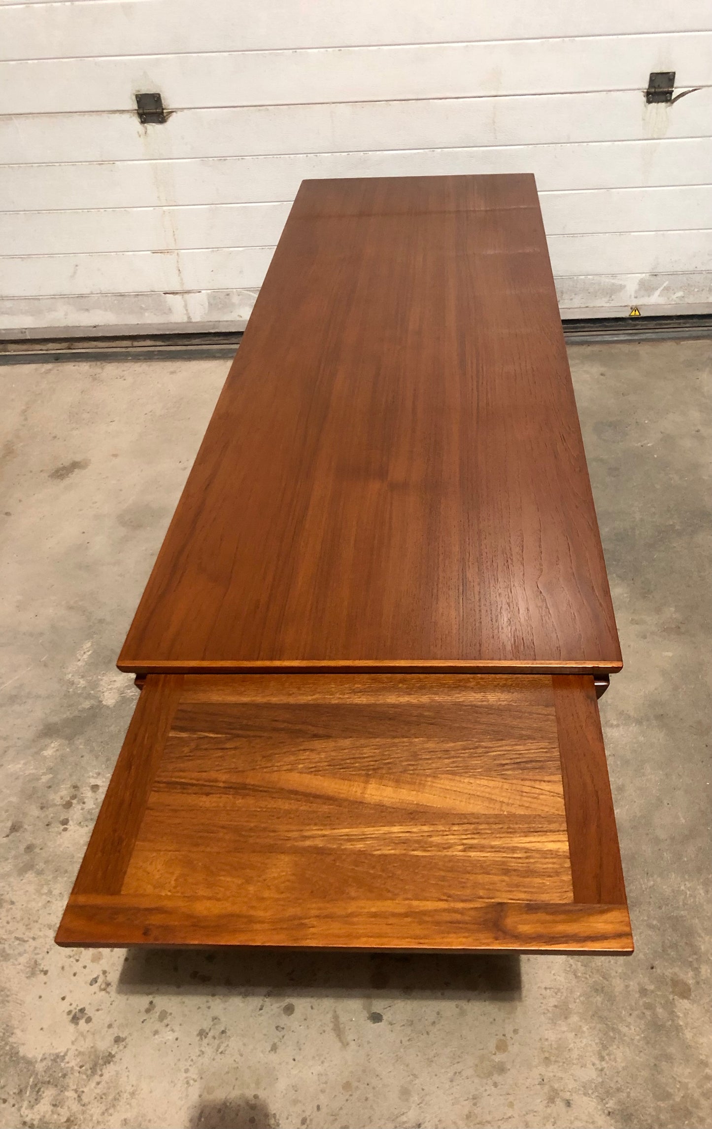 000686....Handsome Large Retro Teak Extending Coffee Table