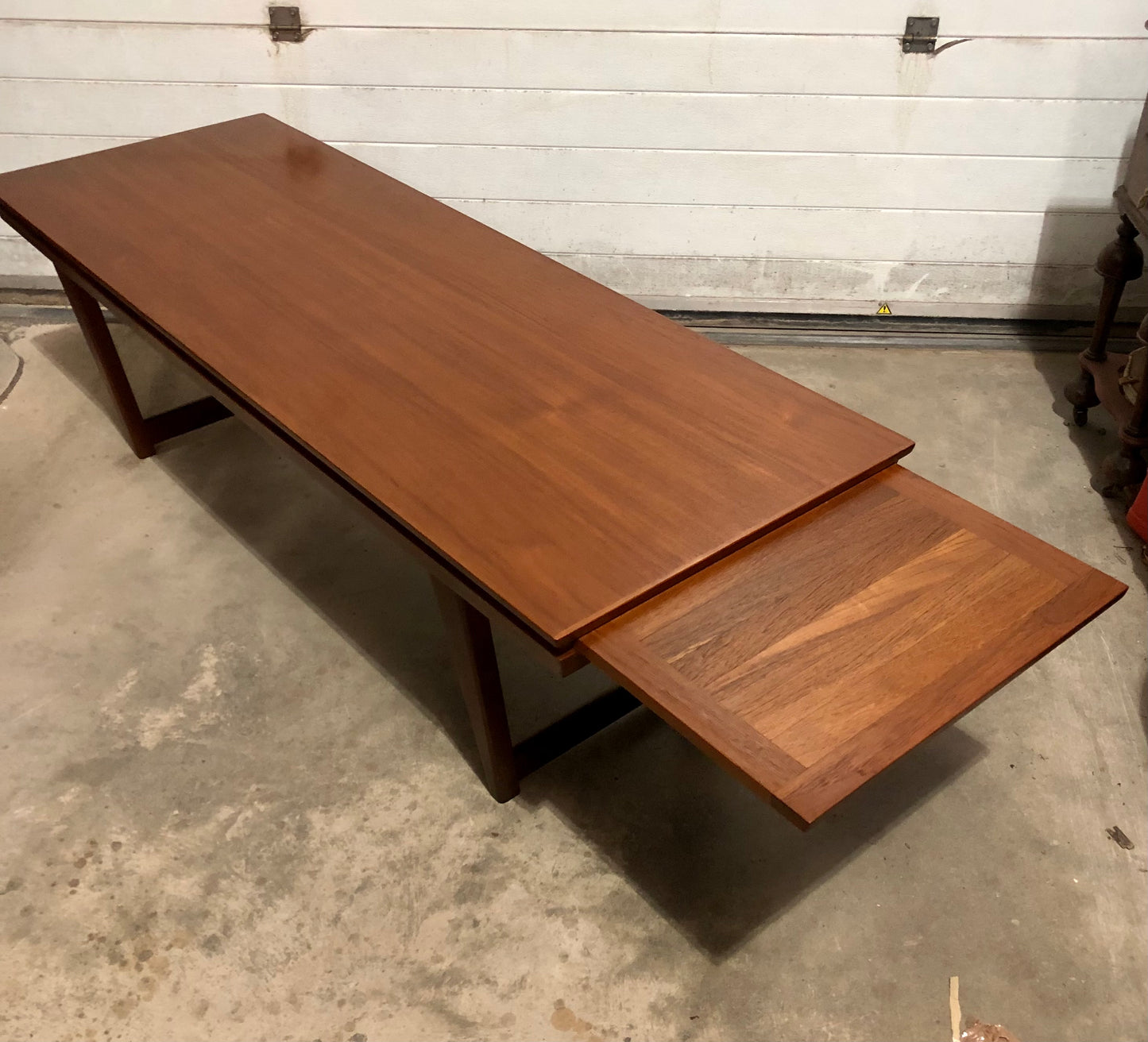 000686....Handsome Large Retro Teak Extending Coffee Table