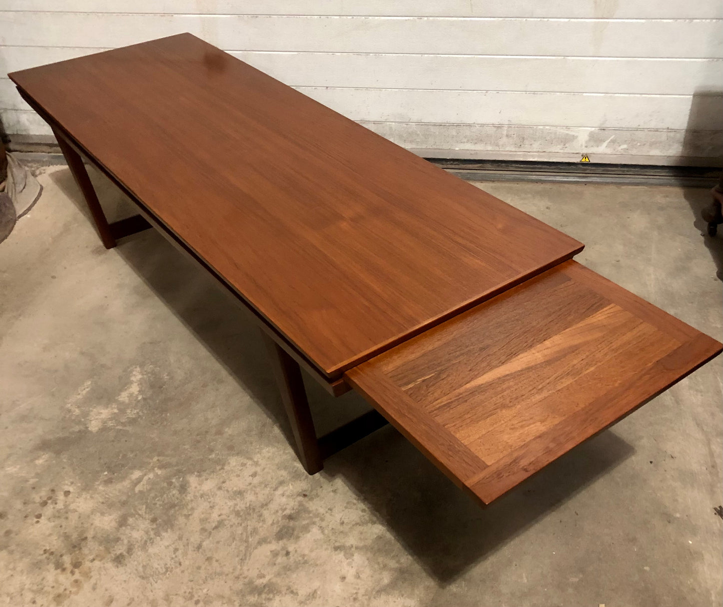 000686....Handsome Large Retro Teak Extending Coffee Table