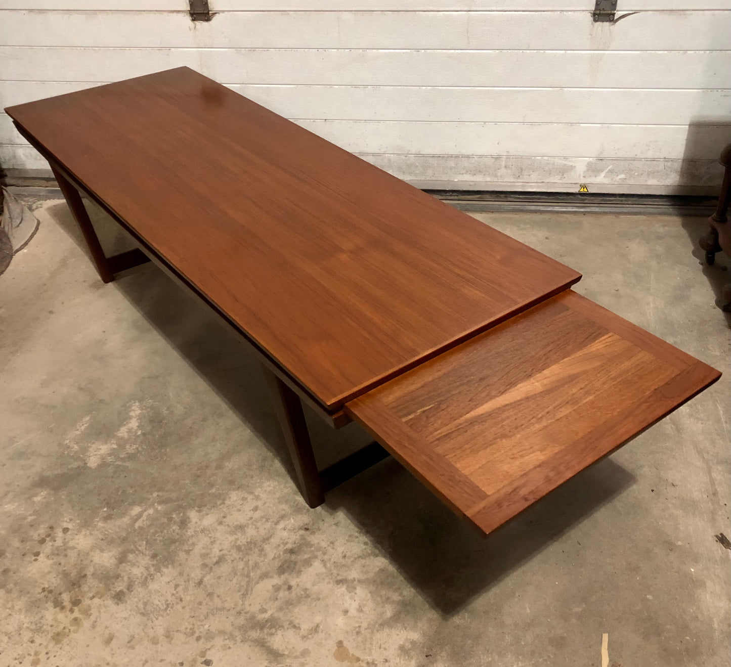000686....Handsome Large Retro Teak Extending Coffee Table