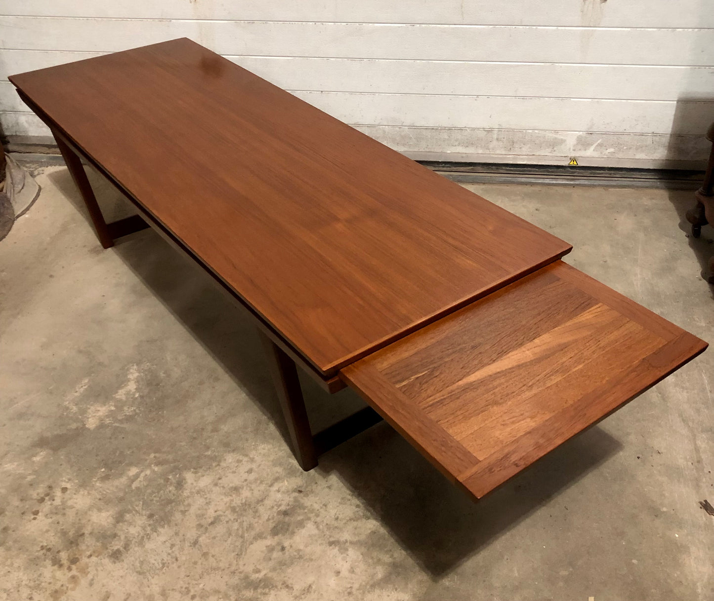 000686....Handsome Large Retro Teak Extending Coffee Table