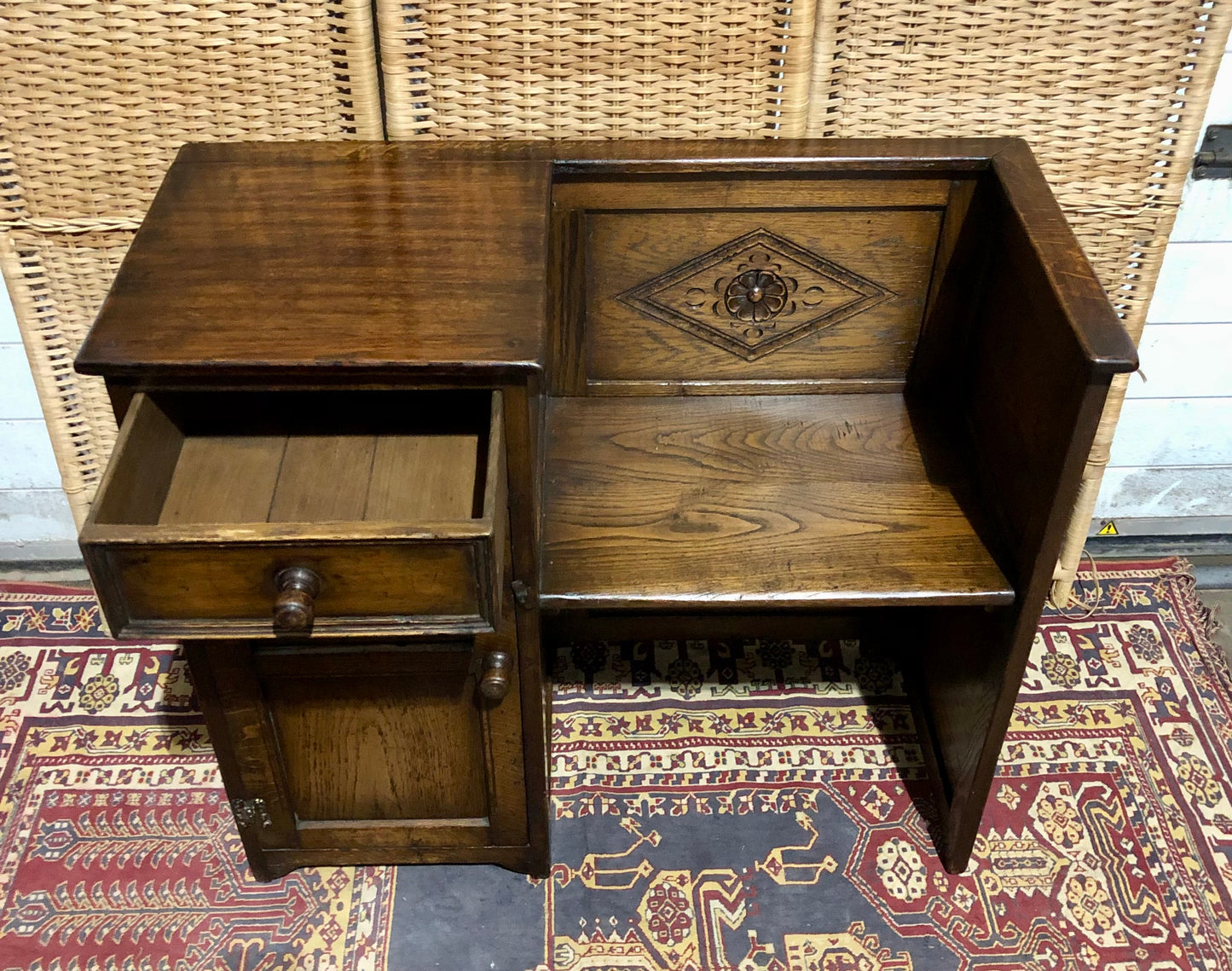000679....Handsome Vintage Carved Oak Hall Seat