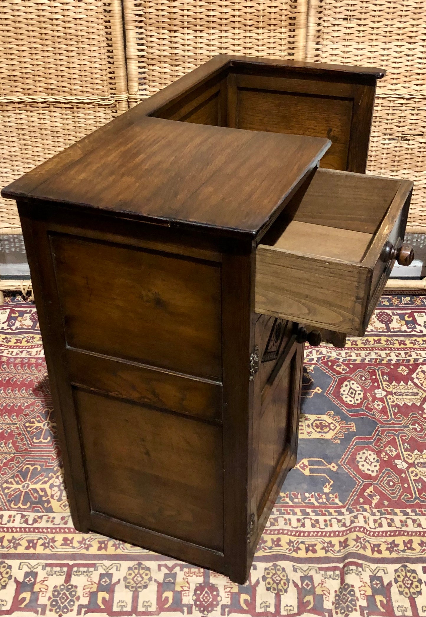 000679....Handsome Vintage Carved Oak Hall Seat