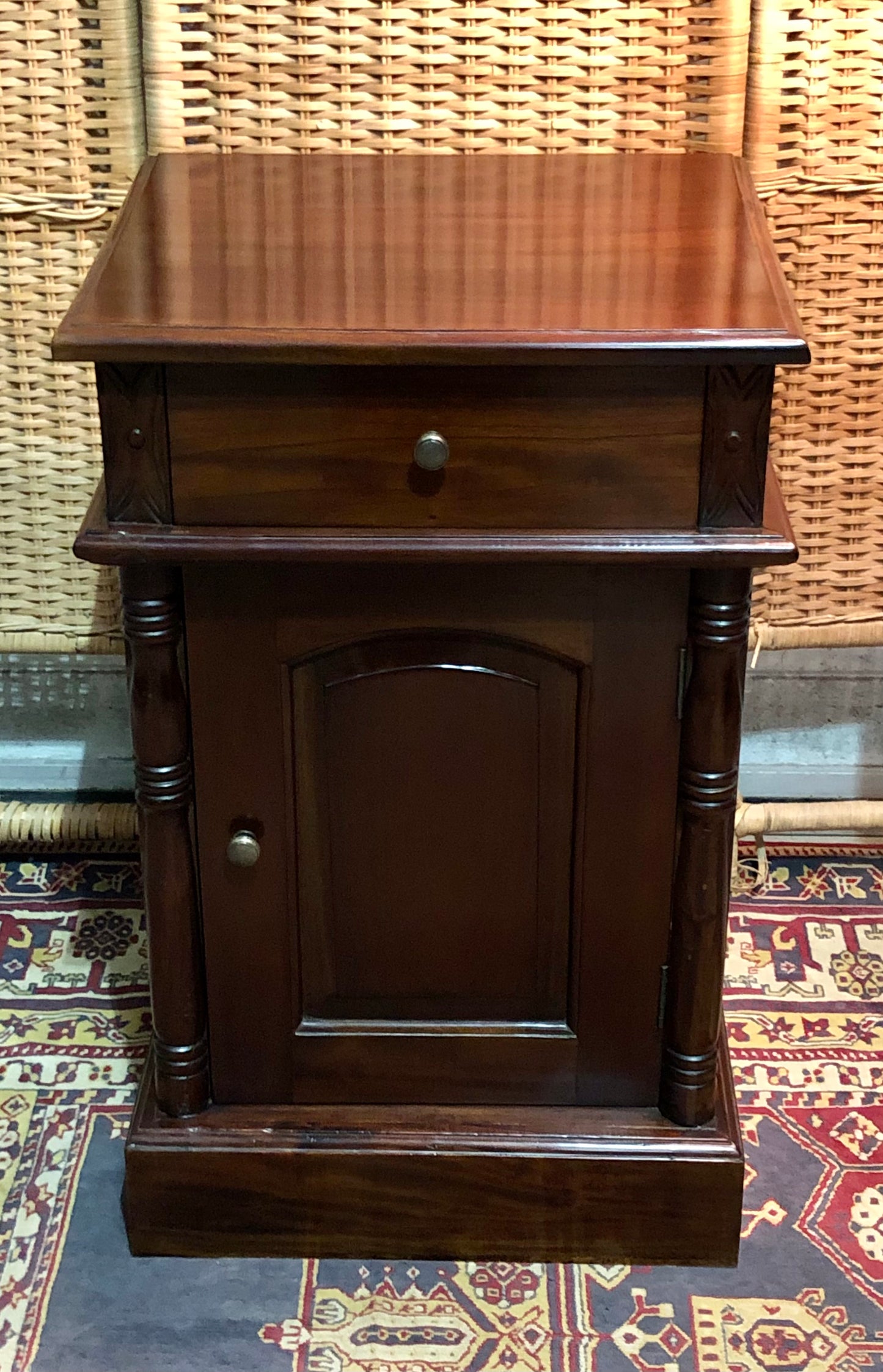 000658....Handsome Pair Of Vintage Mahogany Bedside Tables