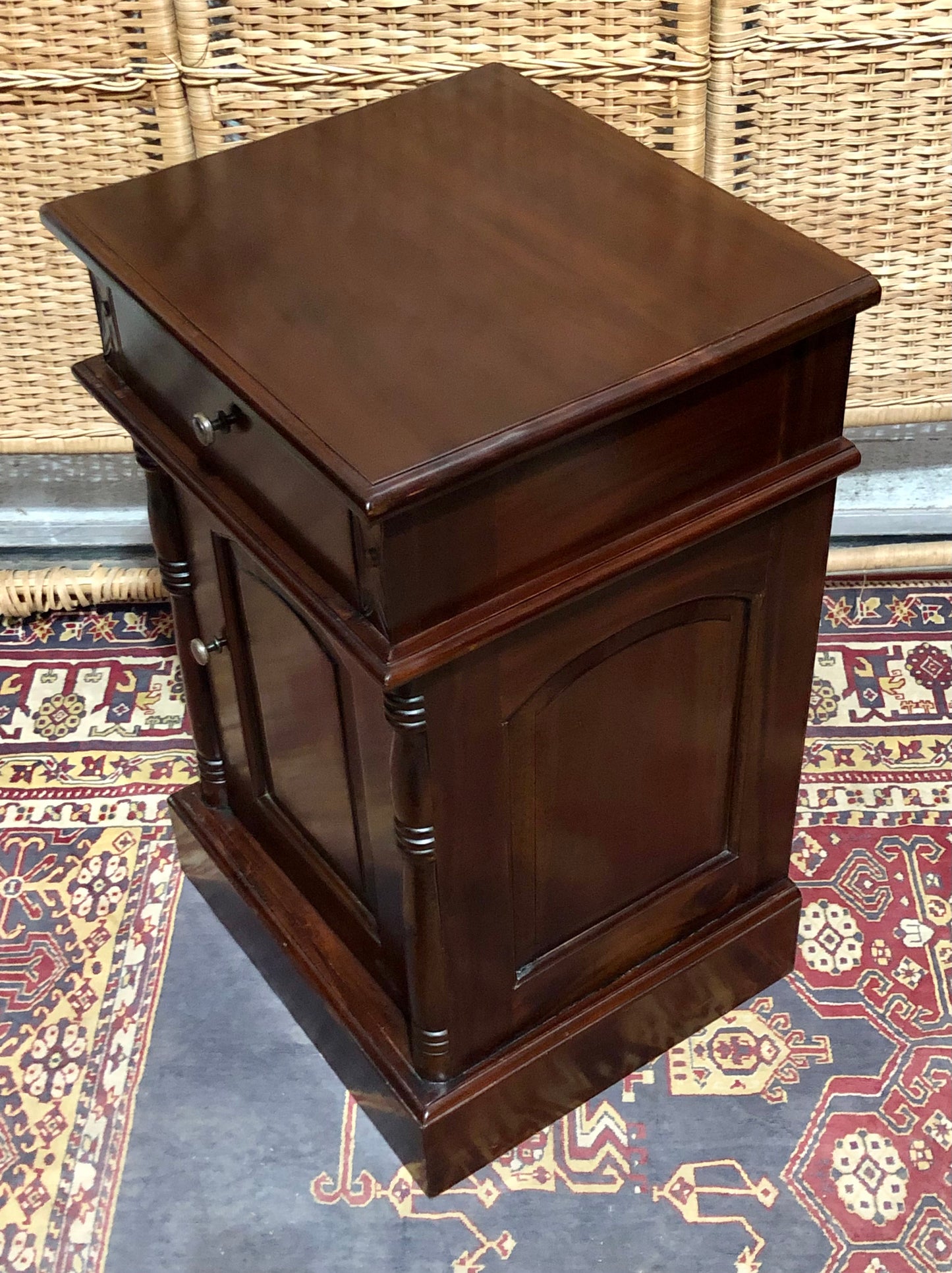 000658....Handsome Pair Of Vintage Mahogany Bedside Tables