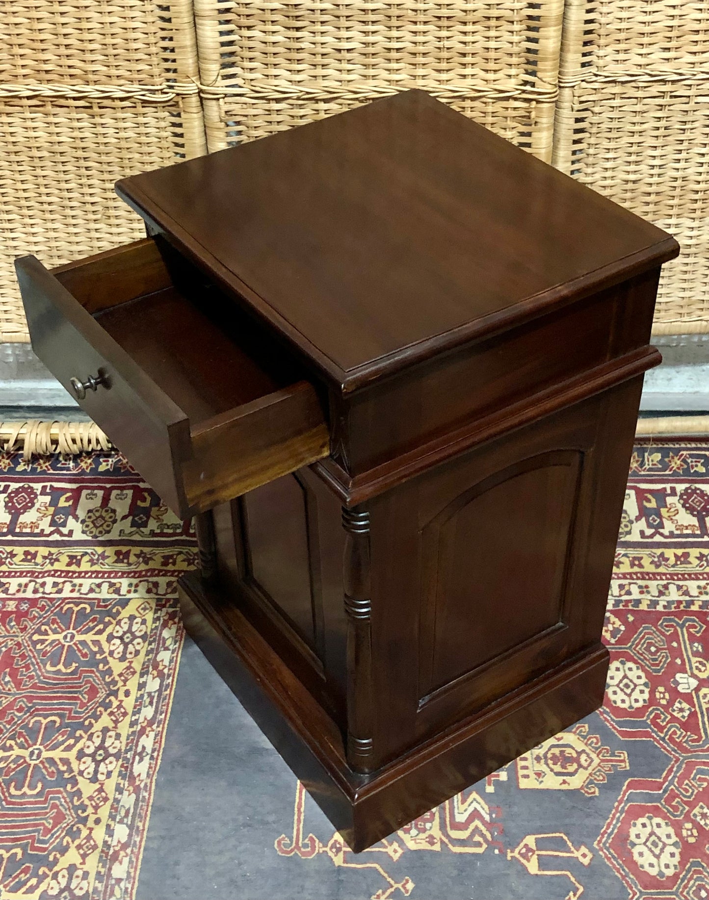 000658....Handsome Pair Of Vintage Mahogany Bedside Tables