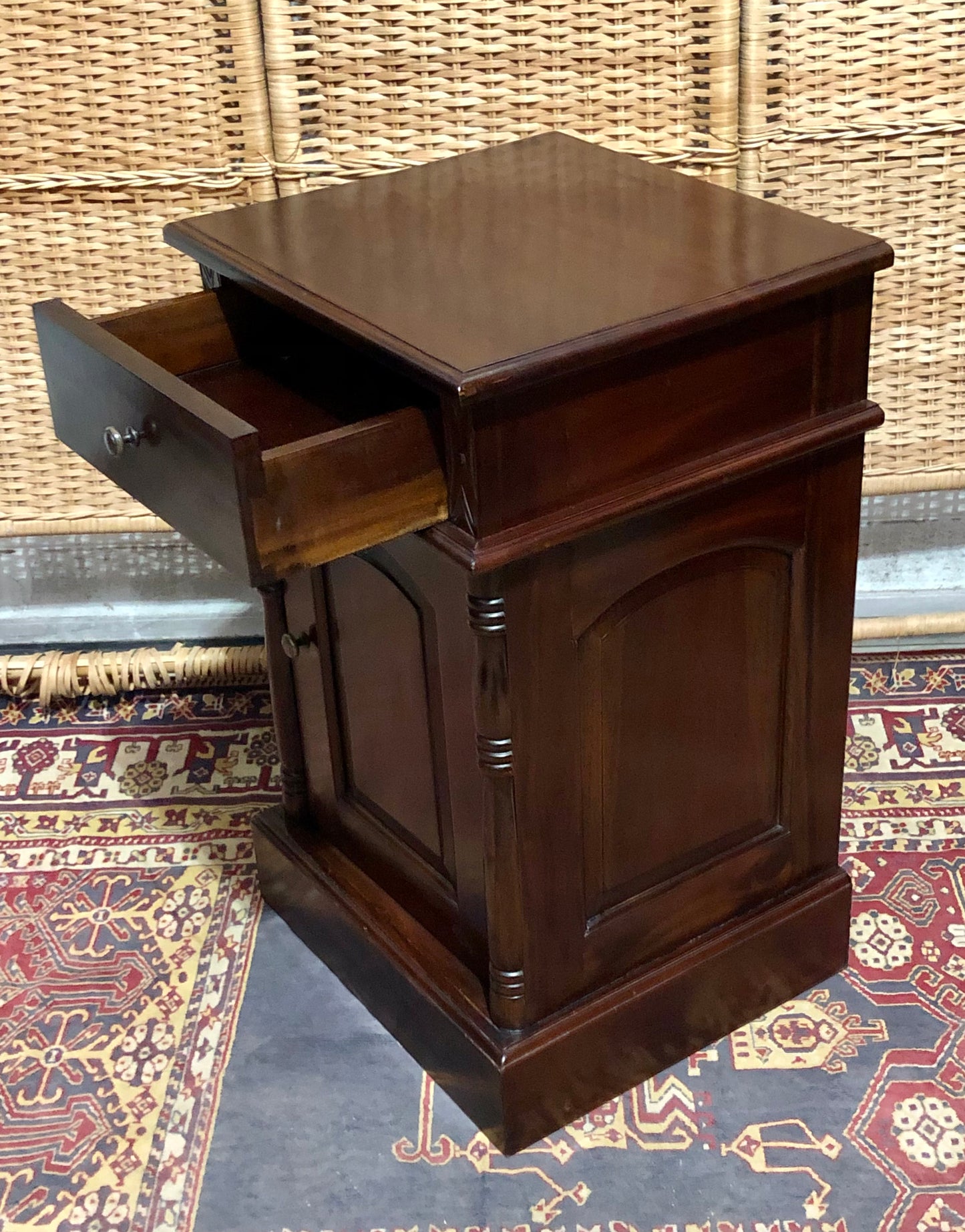 000658....Handsome Pair Of Vintage Mahogany Bedside Tables