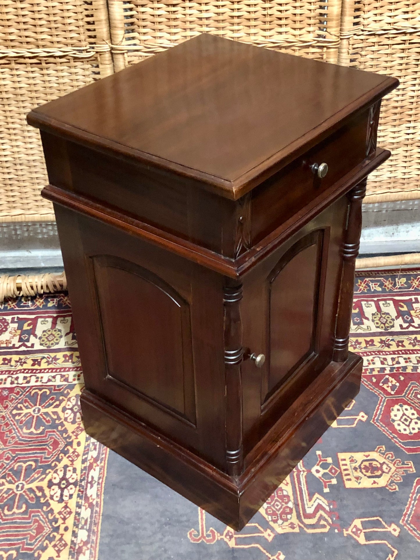 000658....Handsome Pair Of Vintage Mahogany Bedside Tables