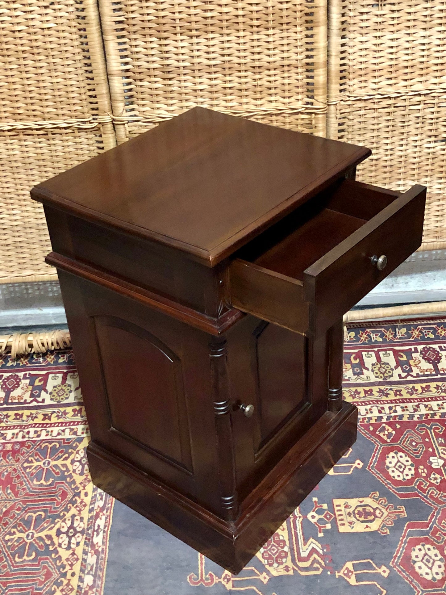 000658....Handsome Pair Of Vintage Mahogany Bedside Tables