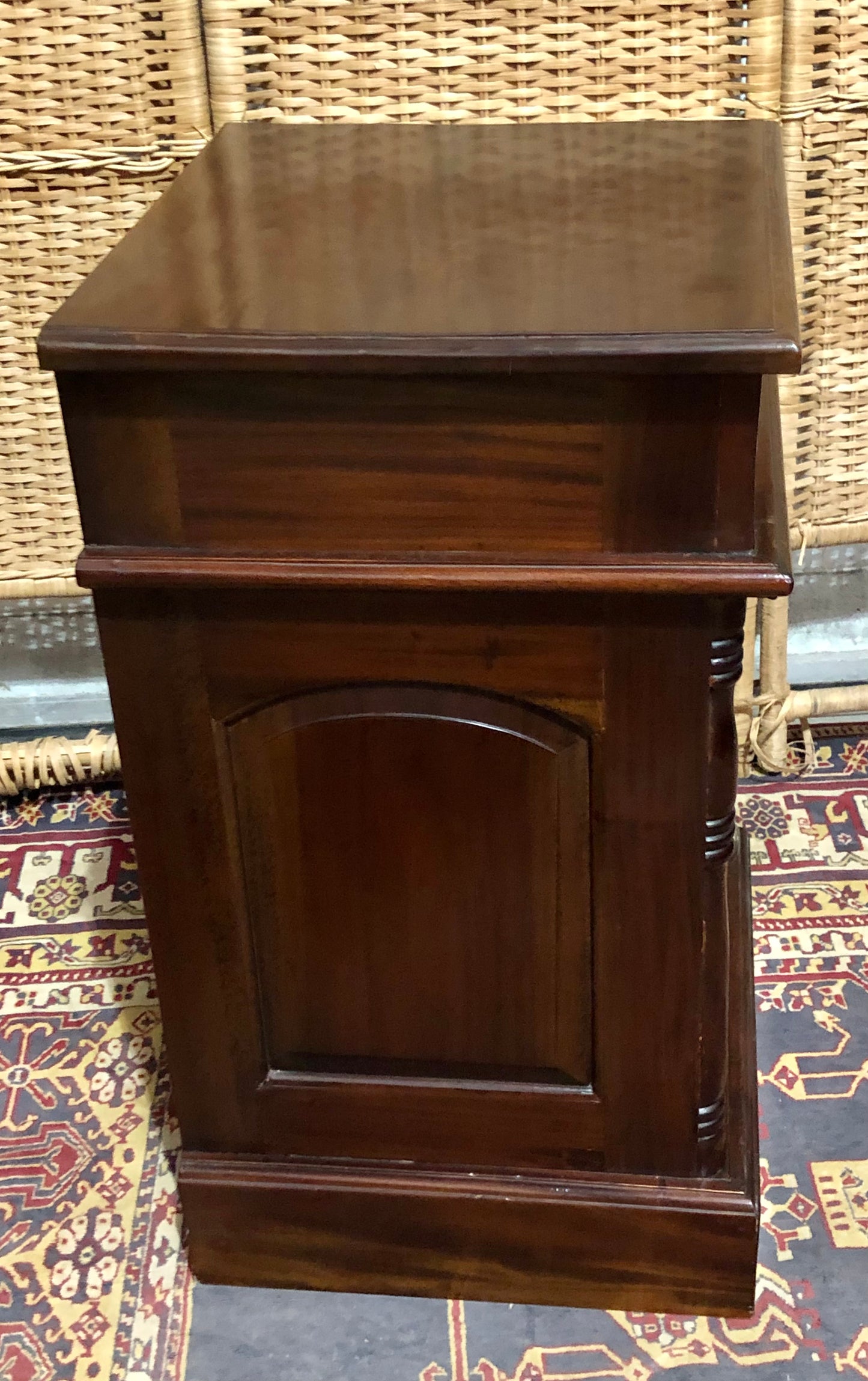 000658....Handsome Pair Of Vintage Mahogany Bedside Tables
