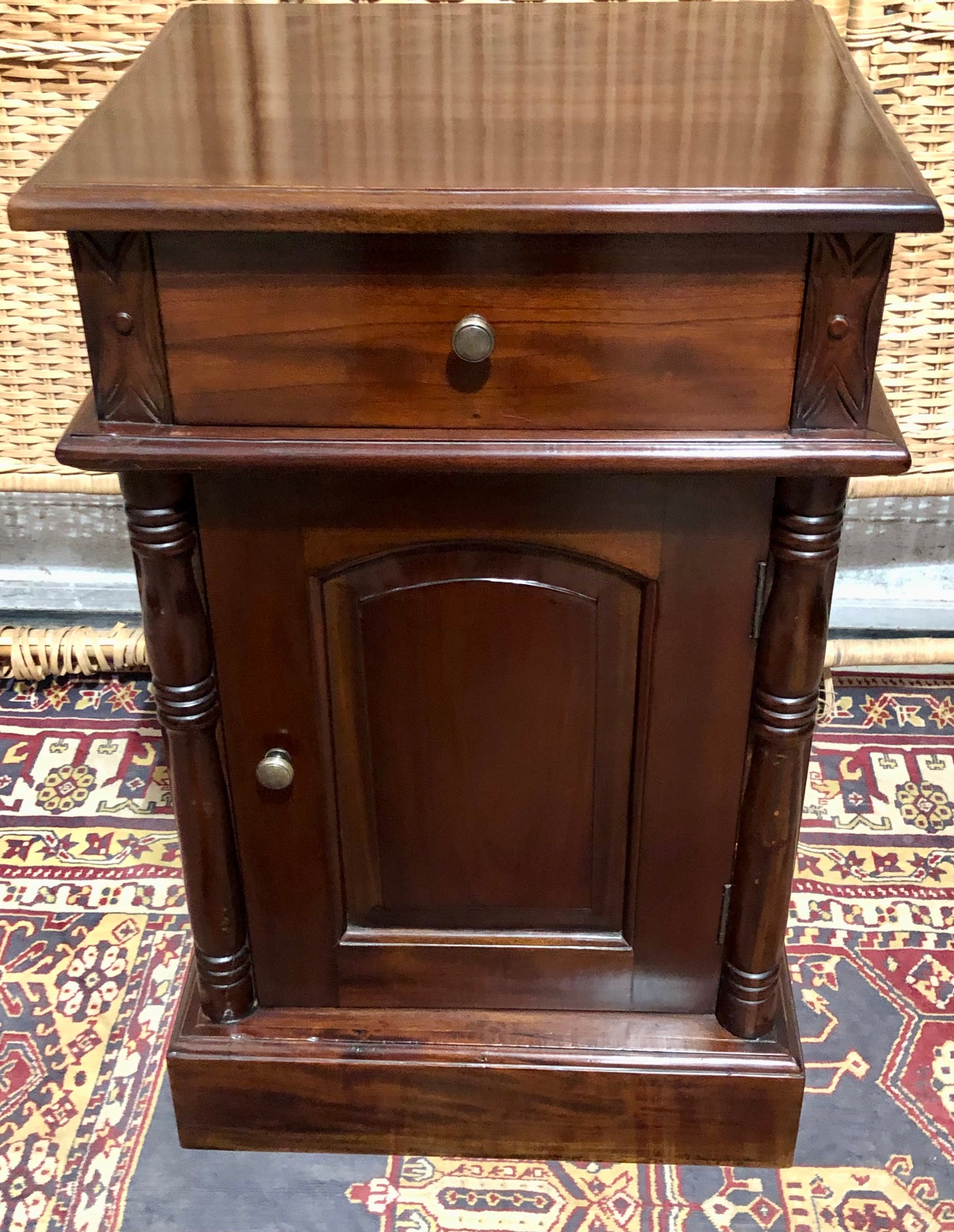 000658....Handsome Pair Of Vintage Mahogany Bedside Tables