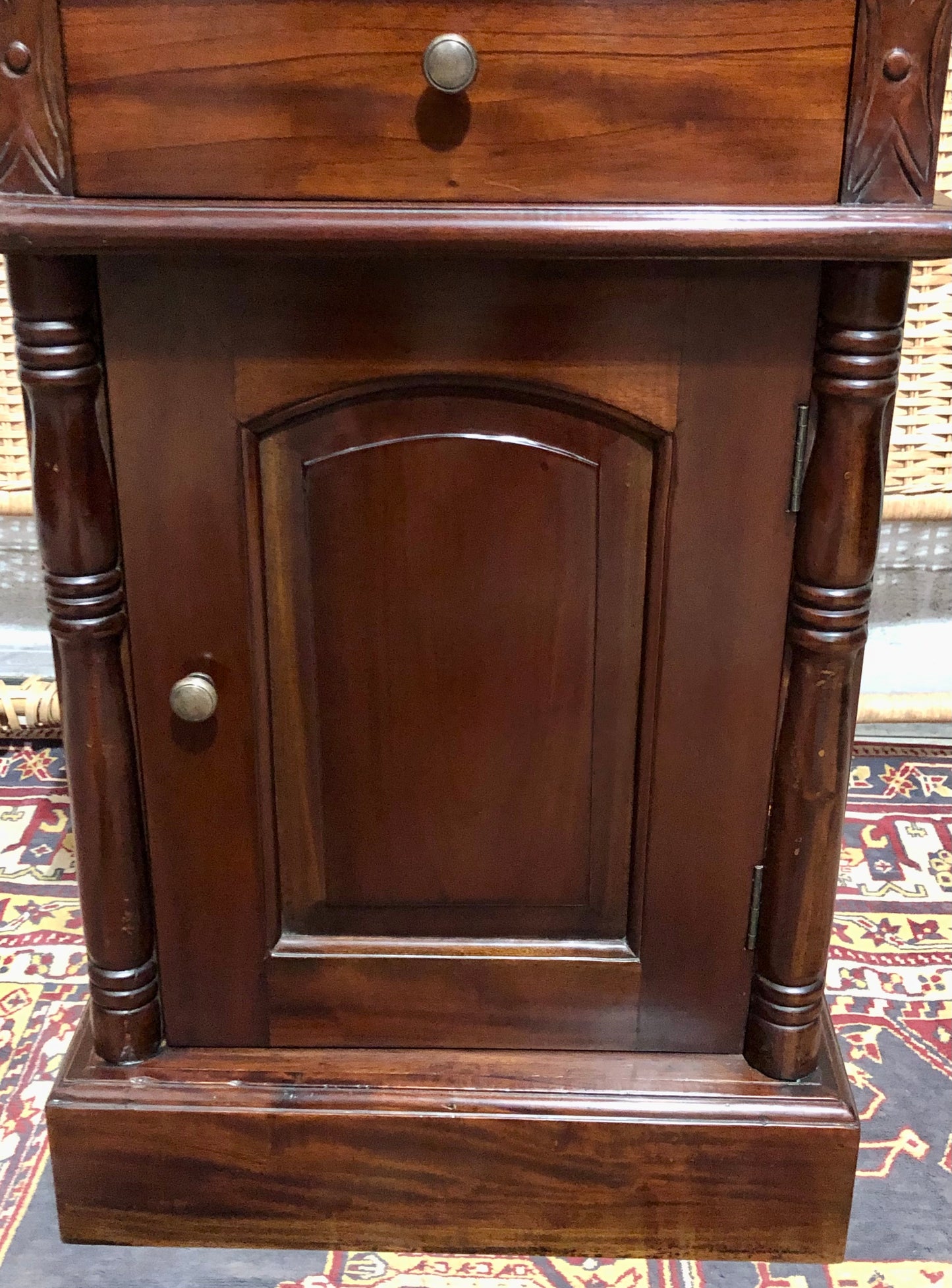 000658....Handsome Pair Of Vintage Mahogany Bedside Tables