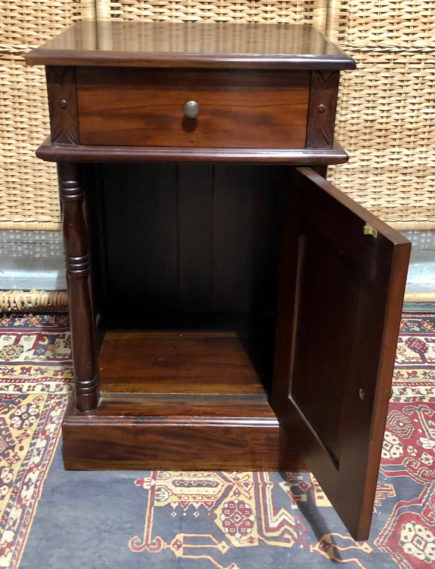 000658....Handsome Pair Of Vintage Mahogany Bedside Tables