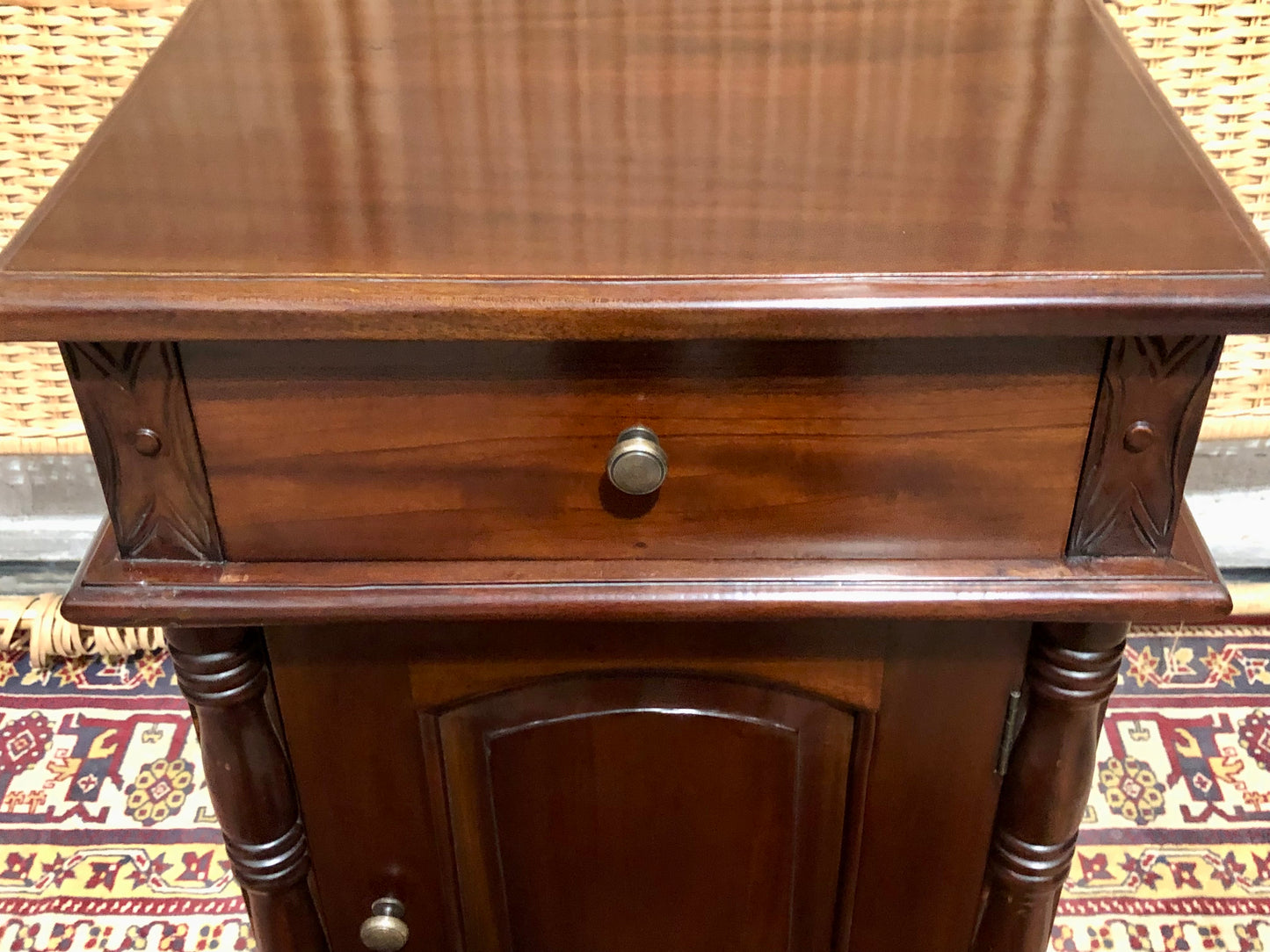 000658....Handsome Pair Of Vintage Mahogany Bedside Tables
