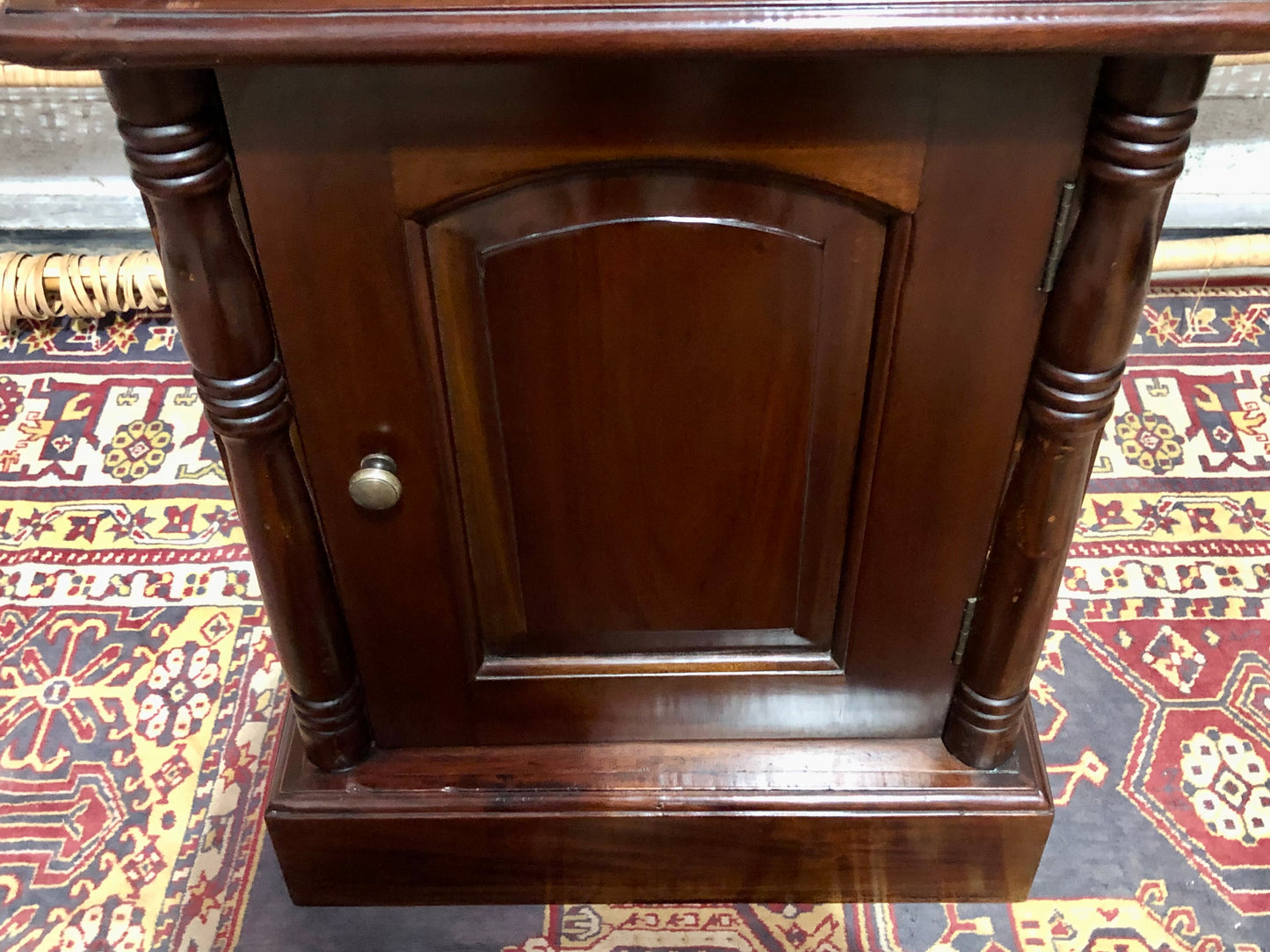 000658....Handsome Pair Of Vintage Mahogany Bedside Tables