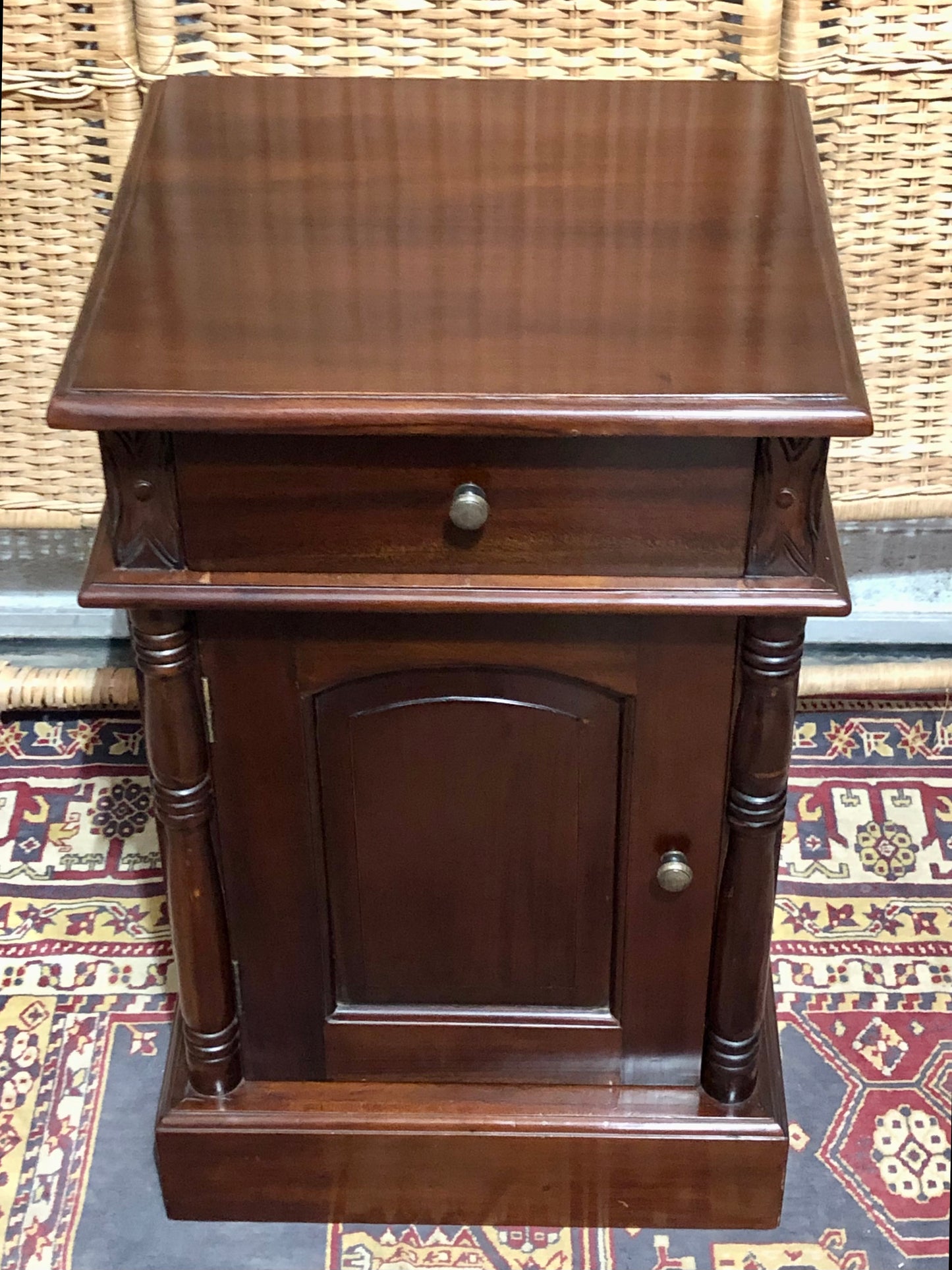 000658....Handsome Pair Of Vintage Mahogany Bedside Tables