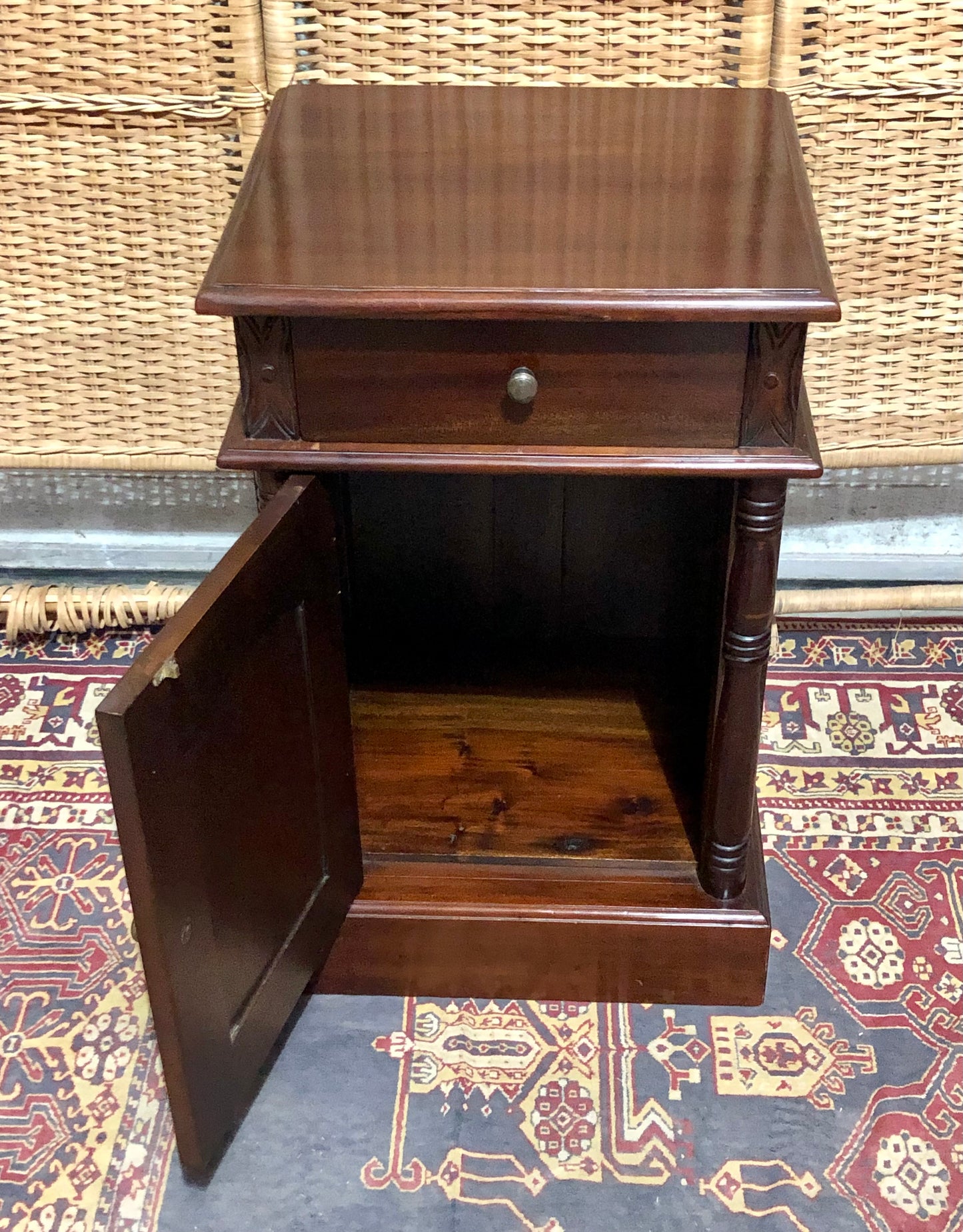 000658....Handsome Pair Of Vintage Mahogany Bedside Tables