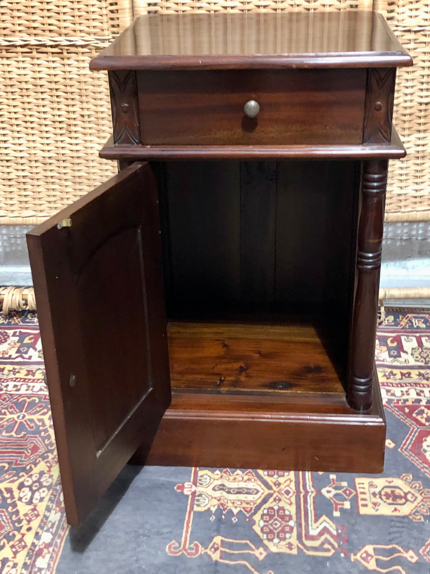 000658....Handsome Pair Of Vintage Mahogany Bedside Tables