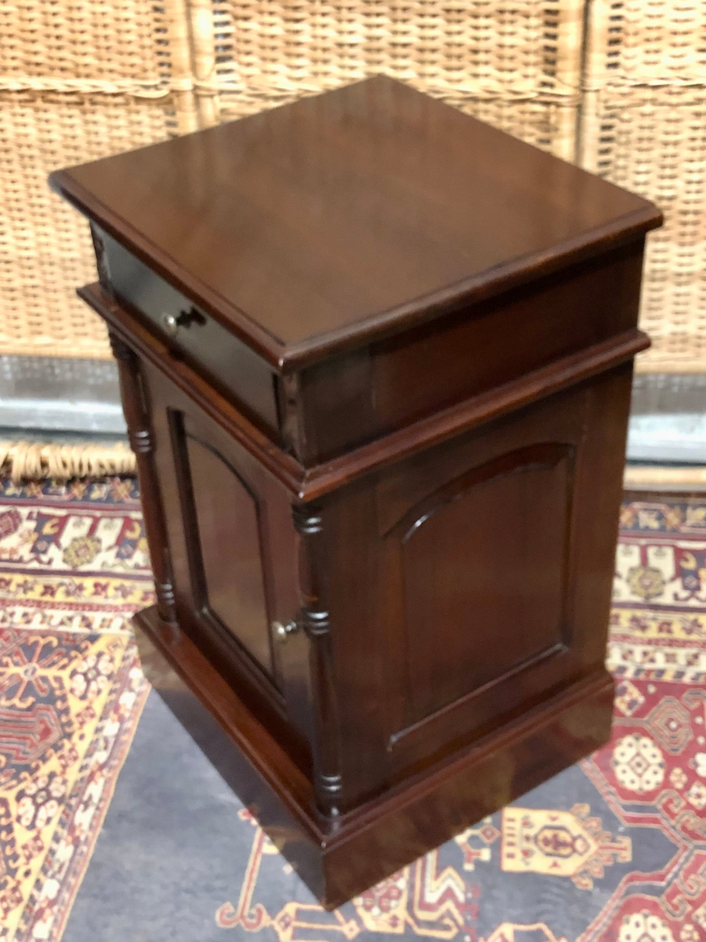 000658....Handsome Pair Of Vintage Mahogany Bedside Tables