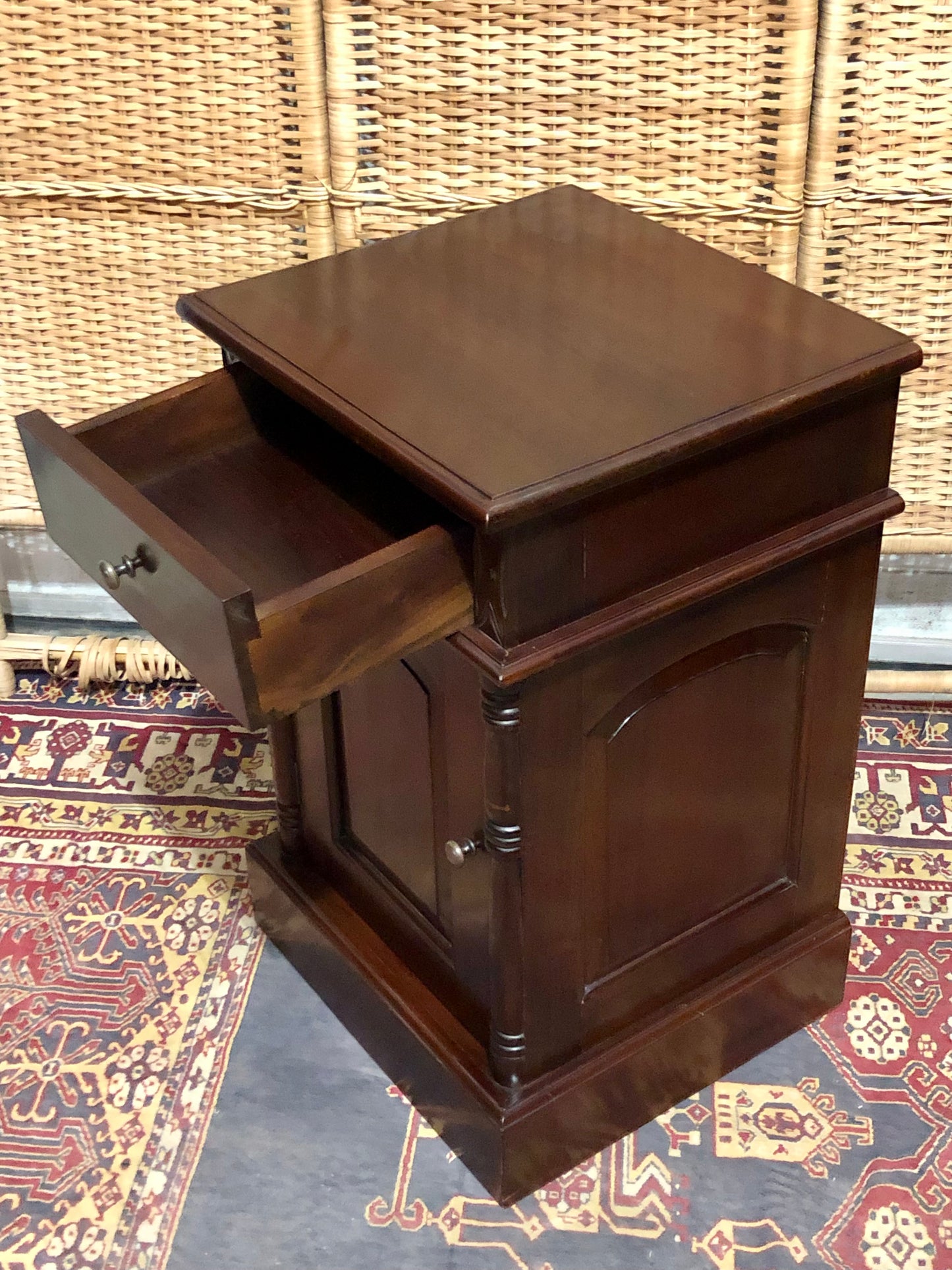 000658....Handsome Pair Of Vintage Mahogany Bedside Tables