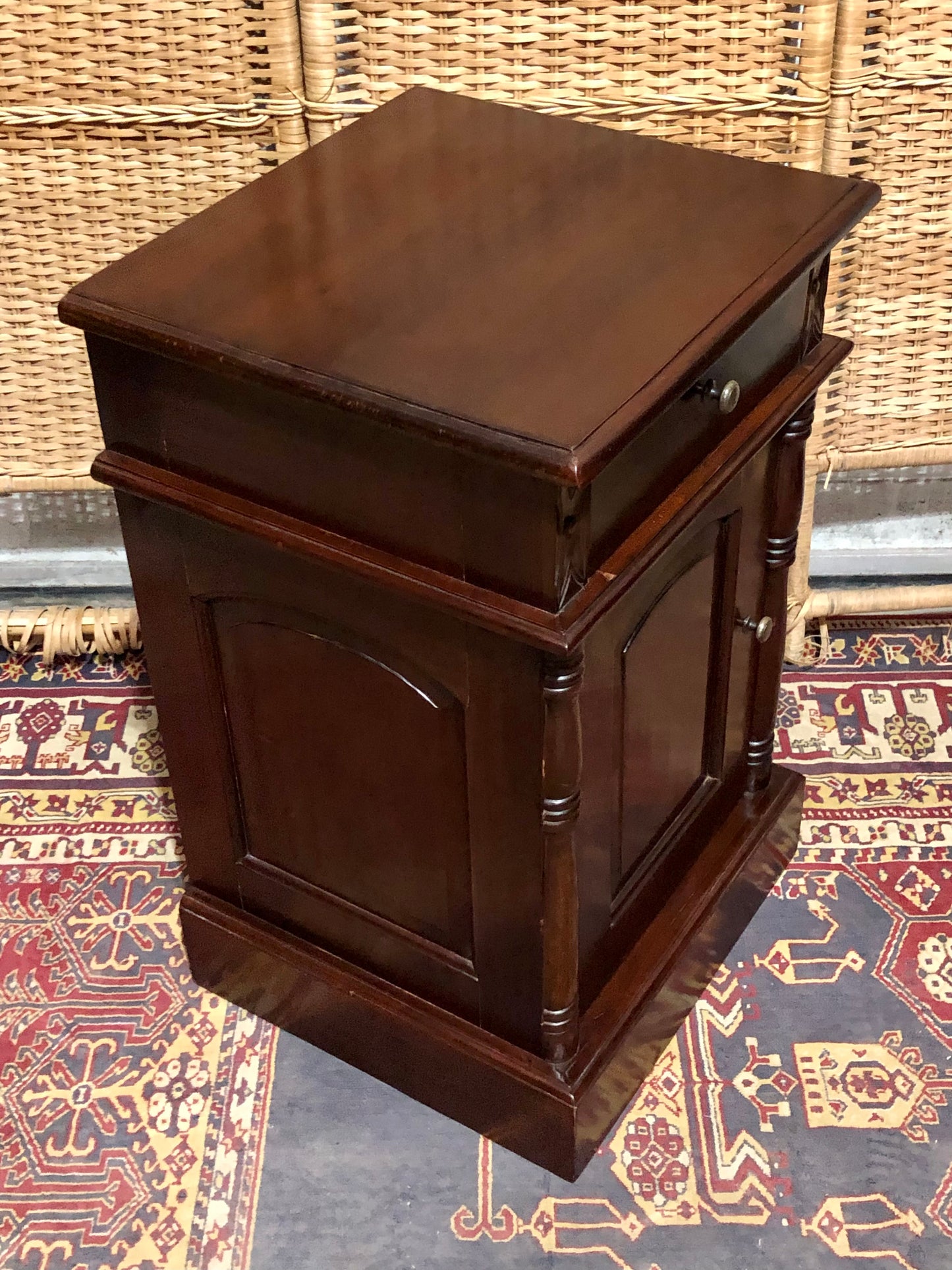 000658....Handsome Pair Of Vintage Mahogany Bedside Tables