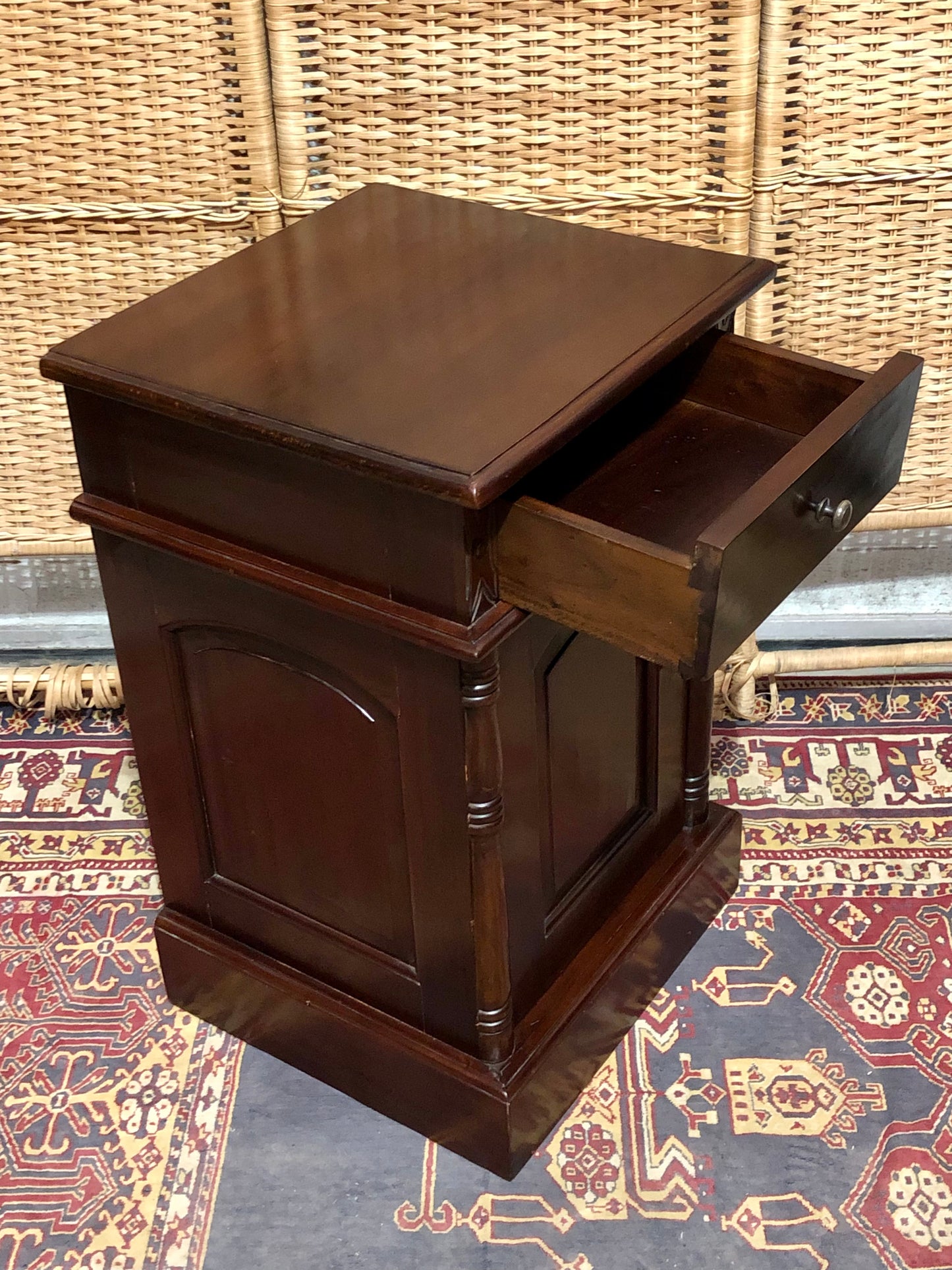 000658....Handsome Pair Of Vintage Mahogany Bedside Tables