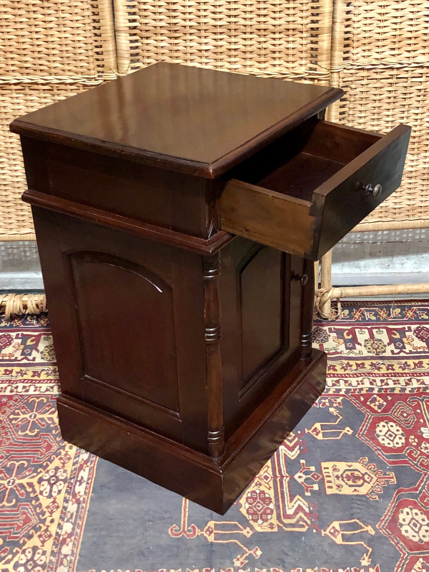 000658....Handsome Pair Of Vintage Mahogany Bedside Tables