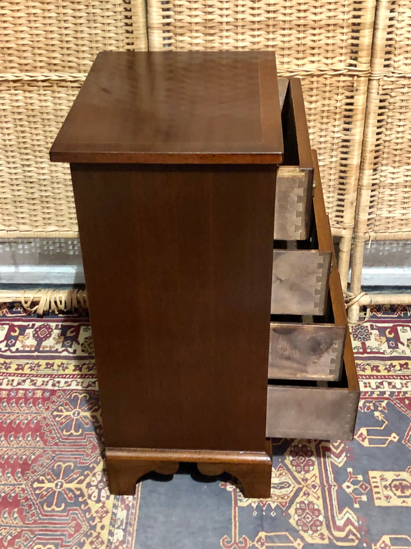 000651....Handsome Vintage Mahogany Bedside Chest / Bedside Table.